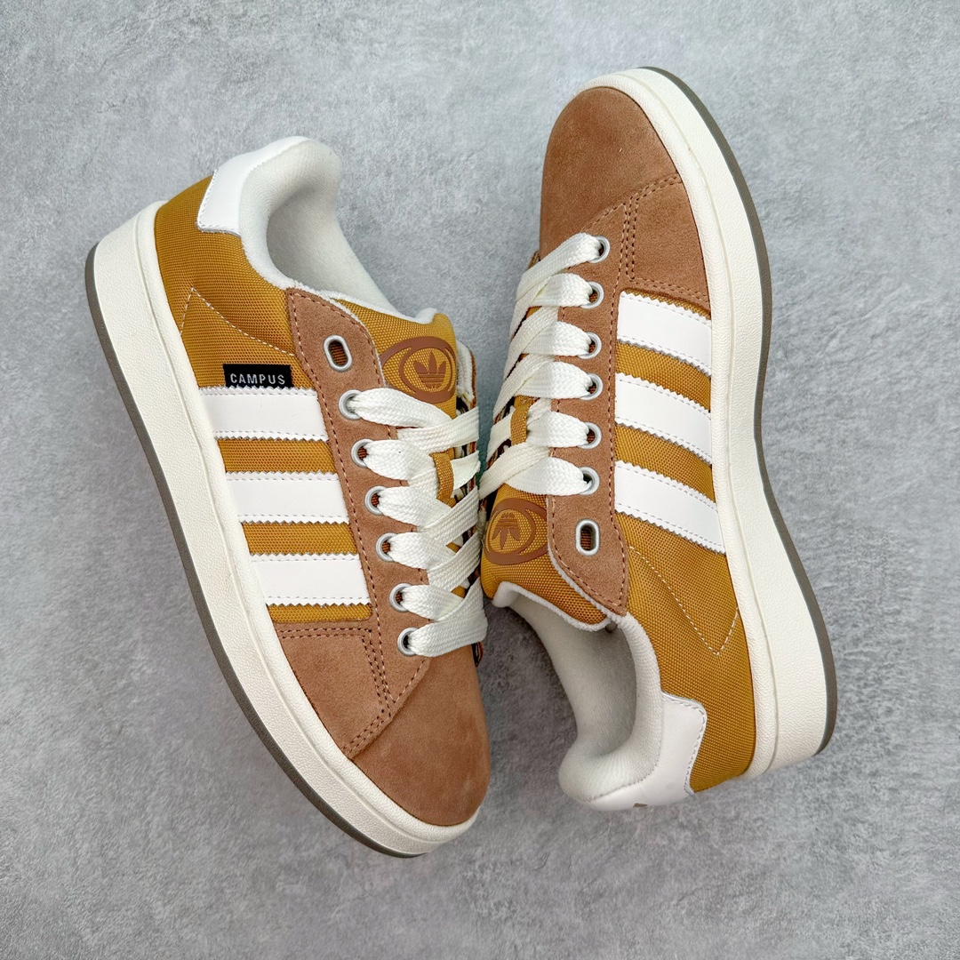 图片[3]-＃C版纯原 AD Originals Campus 00s 学院系列面包风经典复古低帮百搭休闲运动板鞋 IF8774 原鞋开发 正确版型 市面唯一全鞋采用原厂头层SD皮料 正确宽版鞋盒 清洁度完美 诠释最高工艺 这次 Originals 选择了以经典复古鞋型 Campus 为蓝本打造全新面包鞋 这款鞋型联名不断 冠希当年对它更是钟爱有加 论牌面丝毫不输贝壳头、Forum 等大热鞋型 这次 Campus 一改 80 年代的瘦长造型 鞋舌、鞋身、鞋底甚至细节都变大了 营造出千禧年前后流行的面包鞋宽大廓形 因此鞋名改为 Campus 00s 鞋身采用绒面皮料搭配白色常规皮革 质感上还是延续了经典 Campus 的设计 鞋舌填充更加饱满 让鞋款整体看起来更加圆润 搭配上这款浅蓝配色 「蓝胖子」造型真的很可爱 鞋舌还加入了与以往 Campus 不同的全新三叶草 Logo 令造型更具千禧气息 鞋带也采用了加宽的设计 如果你不喜欢 这次还附送了传统鞋带可以替换 鞋底采用了米黄做旧设计 凸显鞋款的复古年代感 除了清新可人的浅蓝配色 还有一款酷灰配色 造型更加硬朗复古 而且相比浅蓝配色更加耐脏 尺码：36 36⅔ 37⅓ 38 38⅔ 39⅓ 40 40⅔ 41⅓ 42 42⅔ 43⅓ 44 44 ⅓ 45-选品中心