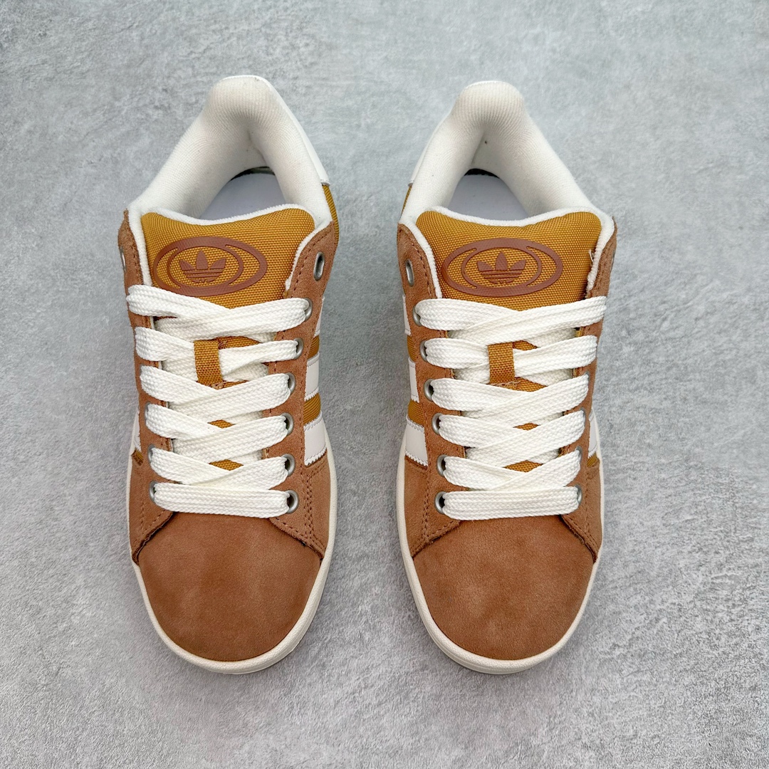 图片[2]-＃C版纯原 AD Originals Campus 00s 学院系列面包风经典复古低帮百搭休闲运动板鞋 IF8774 原鞋开发 正确版型 市面唯一全鞋采用原厂头层SD皮料 正确宽版鞋盒 清洁度完美 诠释最高工艺 这次 Originals 选择了以经典复古鞋型 Campus 为蓝本打造全新面包鞋 这款鞋型联名不断 冠希当年对它更是钟爱有加 论牌面丝毫不输贝壳头、Forum 等大热鞋型 这次 Campus 一改 80 年代的瘦长造型 鞋舌、鞋身、鞋底甚至细节都变大了 营造出千禧年前后流行的面包鞋宽大廓形 因此鞋名改为 Campus 00s 鞋身采用绒面皮料搭配白色常规皮革 质感上还是延续了经典 Campus 的设计 鞋舌填充更加饱满 让鞋款整体看起来更加圆润 搭配上这款浅蓝配色 「蓝胖子」造型真的很可爱 鞋舌还加入了与以往 Campus 不同的全新三叶草 Logo 令造型更具千禧气息 鞋带也采用了加宽的设计 如果你不喜欢 这次还附送了传统鞋带可以替换 鞋底采用了米黄做旧设计 凸显鞋款的复古年代感 除了清新可人的浅蓝配色 还有一款酷灰配色 造型更加硬朗复古 而且相比浅蓝配色更加耐脏 尺码：36 36⅔ 37⅓ 38 38⅔ 39⅓ 40 40⅔ 41⅓ 42 42⅔ 43⅓ 44 44 ⅓ 45-选品中心