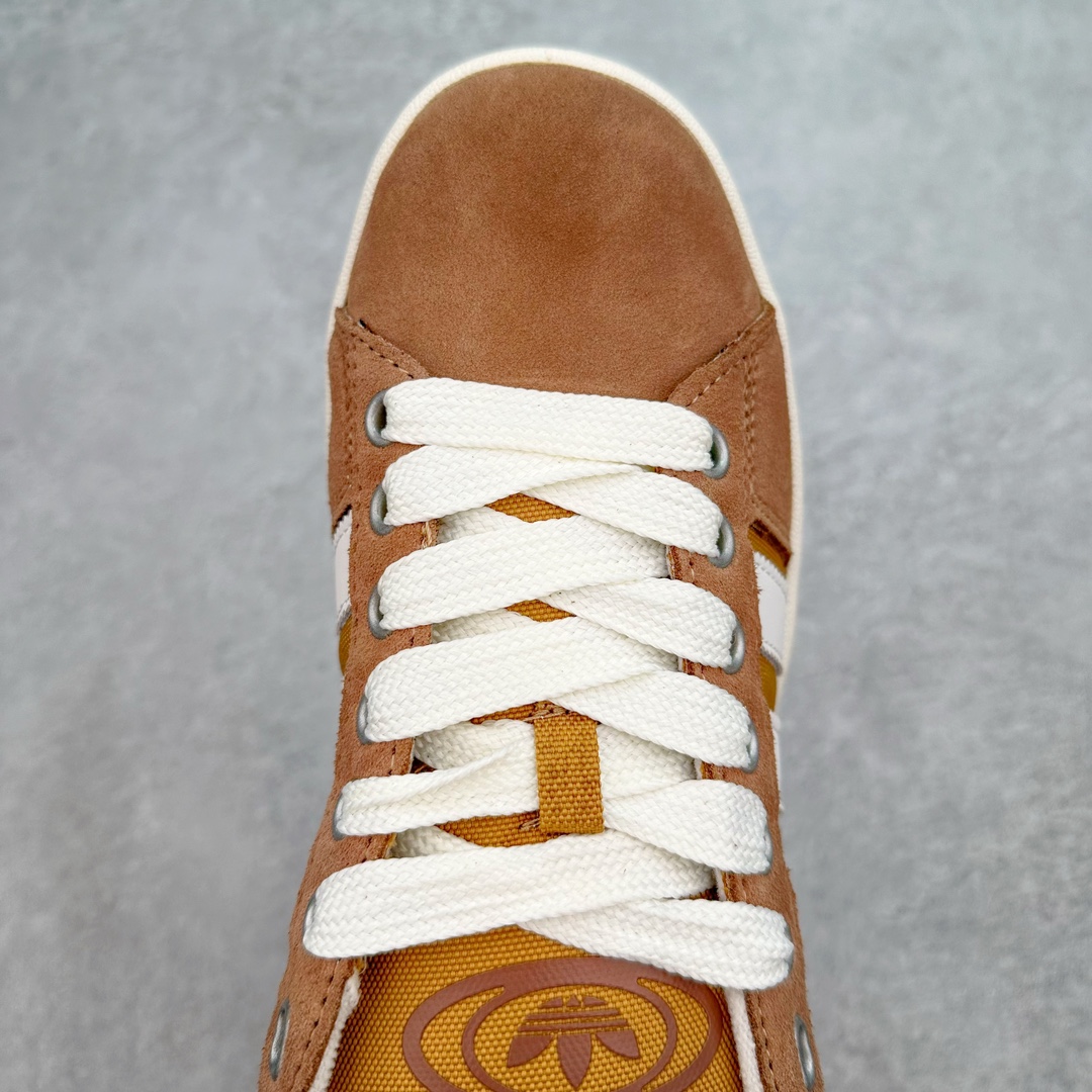 图片[4]-＃C版纯原 AD Originals Campus 00s 学院系列面包风经典复古低帮百搭休闲运动板鞋 IF8774 原鞋开发 正确版型 市面唯一全鞋采用原厂头层SD皮料 正确宽版鞋盒 清洁度完美 诠释最高工艺 这次 Originals 选择了以经典复古鞋型 Campus 为蓝本打造全新面包鞋 这款鞋型联名不断 冠希当年对它更是钟爱有加 论牌面丝毫不输贝壳头、Forum 等大热鞋型 这次 Campus 一改 80 年代的瘦长造型 鞋舌、鞋身、鞋底甚至细节都变大了 营造出千禧年前后流行的面包鞋宽大廓形 因此鞋名改为 Campus 00s 鞋身采用绒面皮料搭配白色常规皮革 质感上还是延续了经典 Campus 的设计 鞋舌填充更加饱满 让鞋款整体看起来更加圆润 搭配上这款浅蓝配色 「蓝胖子」造型真的很可爱 鞋舌还加入了与以往 Campus 不同的全新三叶草 Logo 令造型更具千禧气息 鞋带也采用了加宽的设计 如果你不喜欢 这次还附送了传统鞋带可以替换 鞋底采用了米黄做旧设计 凸显鞋款的复古年代感 除了清新可人的浅蓝配色 还有一款酷灰配色 造型更加硬朗复古 而且相比浅蓝配色更加耐脏 尺码：36 36⅔ 37⅓ 38 38⅔ 39⅓ 40 40⅔ 41⅓ 42 42⅔ 43⅓ 44 44 ⅓ 45-选品中心