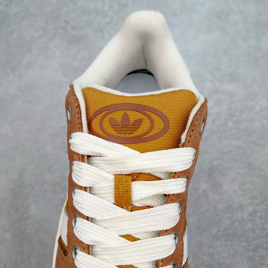 图片[5]-＃C版纯原 AD Originals Campus 00s 学院系列面包风经典复古低帮百搭休闲运动板鞋 IF8774 原鞋开发 正确版型 市面唯一全鞋采用原厂头层SD皮料 正确宽版鞋盒 清洁度完美 诠释最高工艺 这次 Originals 选择了以经典复古鞋型 Campus 为蓝本打造全新面包鞋 这款鞋型联名不断 冠希当年对它更是钟爱有加 论牌面丝毫不输贝壳头、Forum 等大热鞋型 这次 Campus 一改 80 年代的瘦长造型 鞋舌、鞋身、鞋底甚至细节都变大了 营造出千禧年前后流行的面包鞋宽大廓形 因此鞋名改为 Campus 00s 鞋身采用绒面皮料搭配白色常规皮革 质感上还是延续了经典 Campus 的设计 鞋舌填充更加饱满 让鞋款整体看起来更加圆润 搭配上这款浅蓝配色 「蓝胖子」造型真的很可爱 鞋舌还加入了与以往 Campus 不同的全新三叶草 Logo 令造型更具千禧气息 鞋带也采用了加宽的设计 如果你不喜欢 这次还附送了传统鞋带可以替换 鞋底采用了米黄做旧设计 凸显鞋款的复古年代感 除了清新可人的浅蓝配色 还有一款酷灰配色 造型更加硬朗复古 而且相比浅蓝配色更加耐脏 尺码：36 36⅔ 37⅓ 38 38⅔ 39⅓ 40 40⅔ 41⅓ 42 42⅔ 43⅓ 44 44 ⅓ 45-选品中心