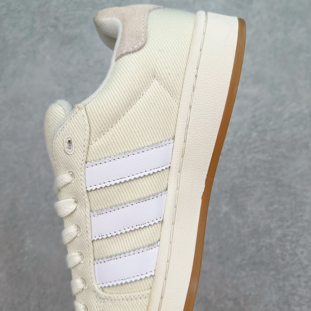 图片[7]-＃C版纯原 AD Originals Campus 00s 学院系列面包风经典复古低帮百搭休闲运动板鞋 ID2070 原鞋开发 正确版型 市面唯一全鞋采用原厂头层SD皮料 正确宽版鞋盒 清洁度完美 诠释最高工艺 这次 Originals 选择了以经典复古鞋型 Campus 为蓝本打造全新面包鞋 这款鞋型联名不断 冠希当年对它更是钟爱有加 论牌面丝毫不输贝壳头、Forum 等大热鞋型 这次 Campus 一改 80 年代的瘦长造型 鞋舌、鞋身、鞋底甚至细节都变大了 营造出千禧年前后流行的面包鞋宽大廓形 因此鞋名改为 Campus 00s 鞋身采用绒面皮料搭配白色常规皮革 质感上还是延续了经典 Campus 的设计 鞋舌填充更加饱满 让鞋款整体看起来更加圆润 搭配上这款浅蓝配色 「蓝胖子」造型真的很可爱 鞋舌还加入了与以往 Campus 不同的全新三叶草 Logo 令造型更具千禧气息 鞋带也采用了加宽的设计 如果你不喜欢 这次还附送了传统鞋带可以替换 鞋底采用了米黄做旧设计 凸显鞋款的复古年代感 除了清新可人的浅蓝配色 还有一款酷灰配色 造型更加硬朗复古 而且相比浅蓝配色更加耐脏 尺码：36 36⅔ 37⅓ 38 38⅔ 39⅓ 40 40⅔ 41⅓ 42 42⅔ 43⅓ 44 44 ⅓ 45-选品中心