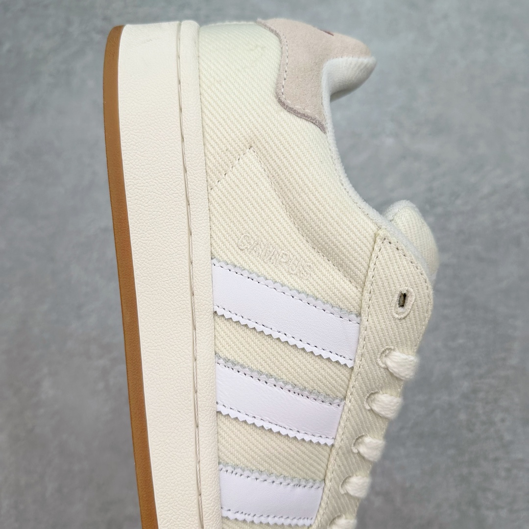 图片[6]-＃C版纯原 AD Originals Campus 00s 学院系列面包风经典复古低帮百搭休闲运动板鞋 ID2070 原鞋开发 正确版型 市面唯一全鞋采用原厂头层SD皮料 正确宽版鞋盒 清洁度完美 诠释最高工艺 这次 Originals 选择了以经典复古鞋型 Campus 为蓝本打造全新面包鞋 这款鞋型联名不断 冠希当年对它更是钟爱有加 论牌面丝毫不输贝壳头、Forum 等大热鞋型 这次 Campus 一改 80 年代的瘦长造型 鞋舌、鞋身、鞋底甚至细节都变大了 营造出千禧年前后流行的面包鞋宽大廓形 因此鞋名改为 Campus 00s 鞋身采用绒面皮料搭配白色常规皮革 质感上还是延续了经典 Campus 的设计 鞋舌填充更加饱满 让鞋款整体看起来更加圆润 搭配上这款浅蓝配色 「蓝胖子」造型真的很可爱 鞋舌还加入了与以往 Campus 不同的全新三叶草 Logo 令造型更具千禧气息 鞋带也采用了加宽的设计 如果你不喜欢 这次还附送了传统鞋带可以替换 鞋底采用了米黄做旧设计 凸显鞋款的复古年代感 除了清新可人的浅蓝配色 还有一款酷灰配色 造型更加硬朗复古 而且相比浅蓝配色更加耐脏 尺码：36 36⅔ 37⅓ 38 38⅔ 39⅓ 40 40⅔ 41⅓ 42 42⅔ 43⅓ 44 44 ⅓ 45-选品中心