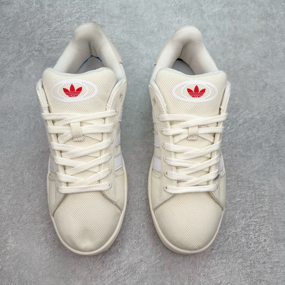 图片[2]-＃C版纯原 AD Originals Campus 00s 学院系列面包风经典复古低帮百搭休闲运动板鞋 ID2070 原鞋开发 正确版型 市面唯一全鞋采用原厂头层SD皮料 正确宽版鞋盒 清洁度完美 诠释最高工艺 这次 Originals 选择了以经典复古鞋型 Campus 为蓝本打造全新面包鞋 这款鞋型联名不断 冠希当年对它更是钟爱有加 论牌面丝毫不输贝壳头、Forum 等大热鞋型 这次 Campus 一改 80 年代的瘦长造型 鞋舌、鞋身、鞋底甚至细节都变大了 营造出千禧年前后流行的面包鞋宽大廓形 因此鞋名改为 Campus 00s 鞋身采用绒面皮料搭配白色常规皮革 质感上还是延续了经典 Campus 的设计 鞋舌填充更加饱满 让鞋款整体看起来更加圆润 搭配上这款浅蓝配色 「蓝胖子」造型真的很可爱 鞋舌还加入了与以往 Campus 不同的全新三叶草 Logo 令造型更具千禧气息 鞋带也采用了加宽的设计 如果你不喜欢 这次还附送了传统鞋带可以替换 鞋底采用了米黄做旧设计 凸显鞋款的复古年代感 除了清新可人的浅蓝配色 还有一款酷灰配色 造型更加硬朗复古 而且相比浅蓝配色更加耐脏 尺码：36 36⅔ 37⅓ 38 38⅔ 39⅓ 40 40⅔ 41⅓ 42 42⅔ 43⅓ 44 44 ⅓ 45-选品中心