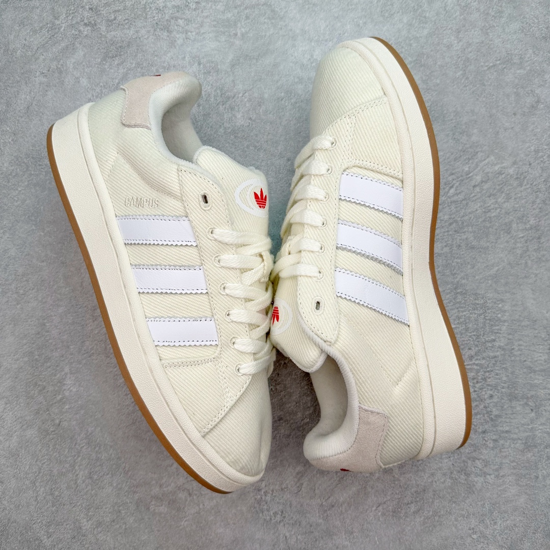 图片[3]-＃C版纯原 AD Originals Campus 00s 学院系列面包风经典复古低帮百搭休闲运动板鞋 ID2070 原鞋开发 正确版型 市面唯一全鞋采用原厂头层SD皮料 正确宽版鞋盒 清洁度完美 诠释最高工艺 这次 Originals 选择了以经典复古鞋型 Campus 为蓝本打造全新面包鞋 这款鞋型联名不断 冠希当年对它更是钟爱有加 论牌面丝毫不输贝壳头、Forum 等大热鞋型 这次 Campus 一改 80 年代的瘦长造型 鞋舌、鞋身、鞋底甚至细节都变大了 营造出千禧年前后流行的面包鞋宽大廓形 因此鞋名改为 Campus 00s 鞋身采用绒面皮料搭配白色常规皮革 质感上还是延续了经典 Campus 的设计 鞋舌填充更加饱满 让鞋款整体看起来更加圆润 搭配上这款浅蓝配色 「蓝胖子」造型真的很可爱 鞋舌还加入了与以往 Campus 不同的全新三叶草 Logo 令造型更具千禧气息 鞋带也采用了加宽的设计 如果你不喜欢 这次还附送了传统鞋带可以替换 鞋底采用了米黄做旧设计 凸显鞋款的复古年代感 除了清新可人的浅蓝配色 还有一款酷灰配色 造型更加硬朗复古 而且相比浅蓝配色更加耐脏 尺码：36 36⅔ 37⅓ 38 38⅔ 39⅓ 40 40⅔ 41⅓ 42 42⅔ 43⅓ 44 44 ⅓ 45-选品中心