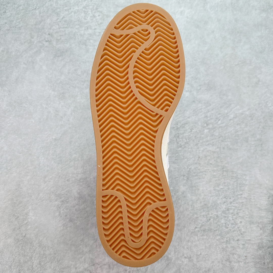 图片[9]-＃C版纯原 AD Originals Campus 00s 学院系列面包风经典复古低帮百搭休闲运动板鞋 ID2070 原鞋开发 正确版型 市面唯一全鞋采用原厂头层SD皮料 正确宽版鞋盒 清洁度完美 诠释最高工艺 这次 Originals 选择了以经典复古鞋型 Campus 为蓝本打造全新面包鞋 这款鞋型联名不断 冠希当年对它更是钟爱有加 论牌面丝毫不输贝壳头、Forum 等大热鞋型 这次 Campus 一改 80 年代的瘦长造型 鞋舌、鞋身、鞋底甚至细节都变大了 营造出千禧年前后流行的面包鞋宽大廓形 因此鞋名改为 Campus 00s 鞋身采用绒面皮料搭配白色常规皮革 质感上还是延续了经典 Campus 的设计 鞋舌填充更加饱满 让鞋款整体看起来更加圆润 搭配上这款浅蓝配色 「蓝胖子」造型真的很可爱 鞋舌还加入了与以往 Campus 不同的全新三叶草 Logo 令造型更具千禧气息 鞋带也采用了加宽的设计 如果你不喜欢 这次还附送了传统鞋带可以替换 鞋底采用了米黄做旧设计 凸显鞋款的复古年代感 除了清新可人的浅蓝配色 还有一款酷灰配色 造型更加硬朗复古 而且相比浅蓝配色更加耐脏 尺码：36 36⅔ 37⅓ 38 38⅔ 39⅓ 40 40⅔ 41⅓ 42 42⅔ 43⅓ 44 44 ⅓ 45-选品中心