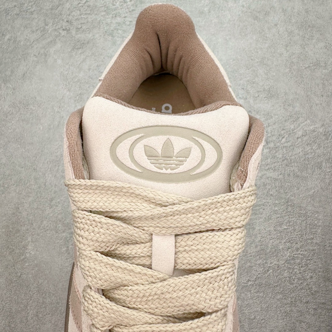 图片[5]-＃C版纯原 AD Originals Campus 00s 学院系列面包风经典复古低帮百搭休闲运动板鞋 ID3425 原鞋开发 正确版型 市面唯一全鞋采用原厂头层SD皮料 正确宽版鞋盒 清洁度完美 诠释最高工艺 这次 Originals 选择了以经典复古鞋型 Campus 为蓝本打造全新面包鞋 这款鞋型联名不断 冠希当年对它更是钟爱有加 论牌面丝毫不输贝壳头、Forum 等大热鞋型 这次 Campus 一改 80 年代的瘦长造型 鞋舌、鞋身、鞋底甚至细节都变大了 营造出千禧年前后流行的面包鞋宽大廓形 因此鞋名改为 Campus 00s 鞋身采用绒面皮料搭配白色常规皮革 质感上还是延续了经典 Campus 的设计 鞋舌填充更加饱满 让鞋款整体看起来更加圆润 搭配上这款浅蓝配色 「蓝胖子」造型真的很可爱 鞋舌还加入了与以往 Campus 不同的全新三叶草 Logo 令造型更具千禧气息 鞋带也采用了加宽的设计 如果你不喜欢 这次还附送了传统鞋带可以替换 鞋底采用了米黄做旧设计 凸显鞋款的复古年代感 除了清新可人的浅蓝配色 还有一款酷灰配色 造型更加硬朗复古 而且相比浅蓝配色更加耐脏 尺码：36 36⅔ 37⅓ 38 38⅔ 39⅓ 40 40⅔ 41⅓ 42 42⅔ 43⅓ 44 44 ⅓ 45-选品中心