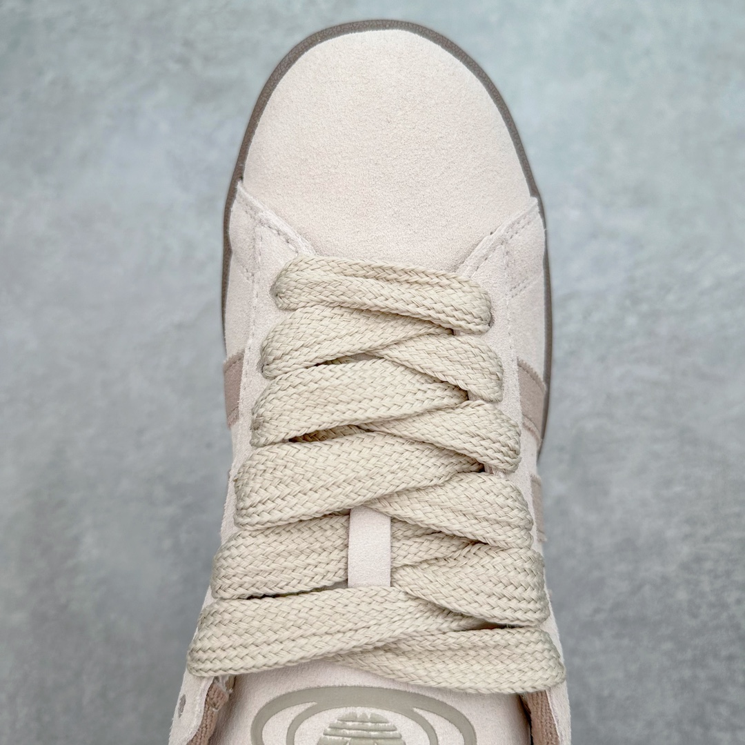 图片[4]-＃C版纯原 AD Originals Campus 00s 学院系列面包风经典复古低帮百搭休闲运动板鞋 ID3425 原鞋开发 正确版型 市面唯一全鞋采用原厂头层SD皮料 正确宽版鞋盒 清洁度完美 诠释最高工艺 这次 Originals 选择了以经典复古鞋型 Campus 为蓝本打造全新面包鞋 这款鞋型联名不断 冠希当年对它更是钟爱有加 论牌面丝毫不输贝壳头、Forum 等大热鞋型 这次 Campus 一改 80 年代的瘦长造型 鞋舌、鞋身、鞋底甚至细节都变大了 营造出千禧年前后流行的面包鞋宽大廓形 因此鞋名改为 Campus 00s 鞋身采用绒面皮料搭配白色常规皮革 质感上还是延续了经典 Campus 的设计 鞋舌填充更加饱满 让鞋款整体看起来更加圆润 搭配上这款浅蓝配色 「蓝胖子」造型真的很可爱 鞋舌还加入了与以往 Campus 不同的全新三叶草 Logo 令造型更具千禧气息 鞋带也采用了加宽的设计 如果你不喜欢 这次还附送了传统鞋带可以替换 鞋底采用了米黄做旧设计 凸显鞋款的复古年代感 除了清新可人的浅蓝配色 还有一款酷灰配色 造型更加硬朗复古 而且相比浅蓝配色更加耐脏 尺码：36 36⅔ 37⅓ 38 38⅔ 39⅓ 40 40⅔ 41⅓ 42 42⅔ 43⅓ 44 44 ⅓ 45-选品中心