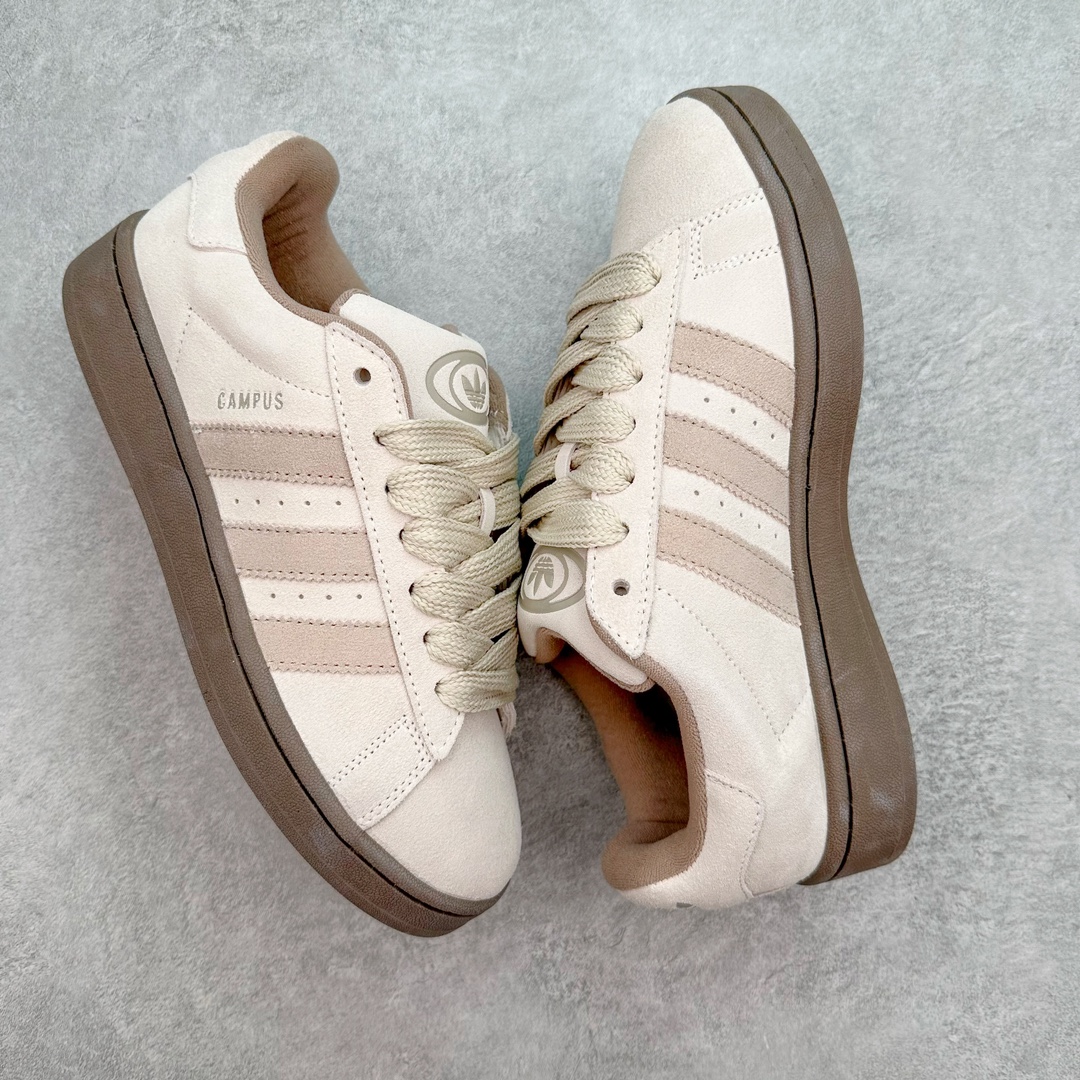图片[3]-＃C版纯原 AD Originals Campus 00s 学院系列面包风经典复古低帮百搭休闲运动板鞋 ID3425 原鞋开发 正确版型 市面唯一全鞋采用原厂头层SD皮料 正确宽版鞋盒 清洁度完美 诠释最高工艺 这次 Originals 选择了以经典复古鞋型 Campus 为蓝本打造全新面包鞋 这款鞋型联名不断 冠希当年对它更是钟爱有加 论牌面丝毫不输贝壳头、Forum 等大热鞋型 这次 Campus 一改 80 年代的瘦长造型 鞋舌、鞋身、鞋底甚至细节都变大了 营造出千禧年前后流行的面包鞋宽大廓形 因此鞋名改为 Campus 00s 鞋身采用绒面皮料搭配白色常规皮革 质感上还是延续了经典 Campus 的设计 鞋舌填充更加饱满 让鞋款整体看起来更加圆润 搭配上这款浅蓝配色 「蓝胖子」造型真的很可爱 鞋舌还加入了与以往 Campus 不同的全新三叶草 Logo 令造型更具千禧气息 鞋带也采用了加宽的设计 如果你不喜欢 这次还附送了传统鞋带可以替换 鞋底采用了米黄做旧设计 凸显鞋款的复古年代感 除了清新可人的浅蓝配色 还有一款酷灰配色 造型更加硬朗复古 而且相比浅蓝配色更加耐脏 尺码：36 36⅔ 37⅓ 38 38⅔ 39⅓ 40 40⅔ 41⅓ 42 42⅔ 43⅓ 44 44 ⅓ 45-选品中心