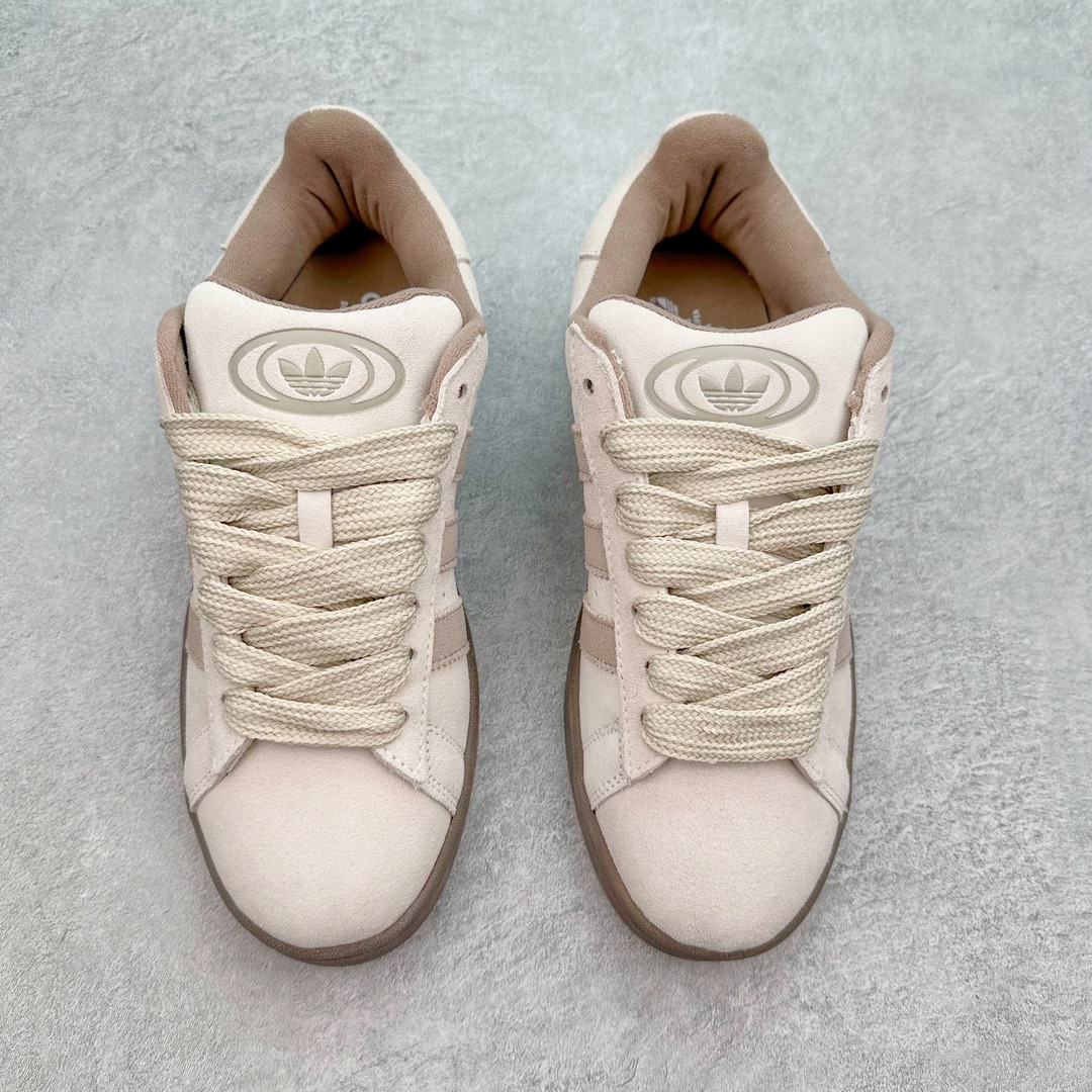 图片[2]-＃C版纯原 AD Originals Campus 00s 学院系列面包风经典复古低帮百搭休闲运动板鞋 ID3425 原鞋开发 正确版型 市面唯一全鞋采用原厂头层SD皮料 正确宽版鞋盒 清洁度完美 诠释最高工艺 这次 Originals 选择了以经典复古鞋型 Campus 为蓝本打造全新面包鞋 这款鞋型联名不断 冠希当年对它更是钟爱有加 论牌面丝毫不输贝壳头、Forum 等大热鞋型 这次 Campus 一改 80 年代的瘦长造型 鞋舌、鞋身、鞋底甚至细节都变大了 营造出千禧年前后流行的面包鞋宽大廓形 因此鞋名改为 Campus 00s 鞋身采用绒面皮料搭配白色常规皮革 质感上还是延续了经典 Campus 的设计 鞋舌填充更加饱满 让鞋款整体看起来更加圆润 搭配上这款浅蓝配色 「蓝胖子」造型真的很可爱 鞋舌还加入了与以往 Campus 不同的全新三叶草 Logo 令造型更具千禧气息 鞋带也采用了加宽的设计 如果你不喜欢 这次还附送了传统鞋带可以替换 鞋底采用了米黄做旧设计 凸显鞋款的复古年代感 除了清新可人的浅蓝配色 还有一款酷灰配色 造型更加硬朗复古 而且相比浅蓝配色更加耐脏 尺码：36 36⅔ 37⅓ 38 38⅔ 39⅓ 40 40⅔ 41⅓ 42 42⅔ 43⅓ 44 44 ⅓ 45-选品中心