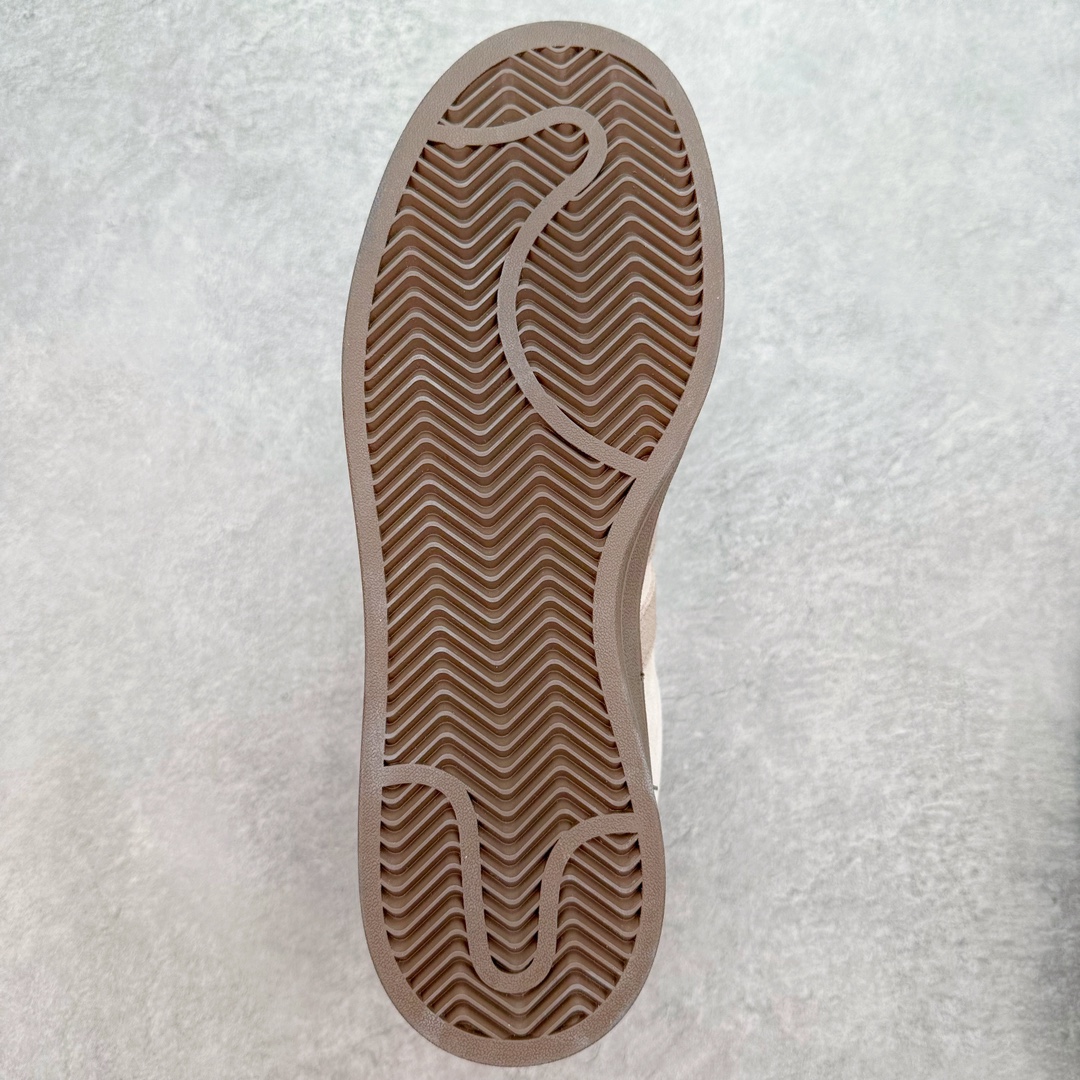 图片[9]-＃C版纯原 AD Originals Campus 00s 学院系列面包风经典复古低帮百搭休闲运动板鞋 ID3425 原鞋开发 正确版型 市面唯一全鞋采用原厂头层SD皮料 正确宽版鞋盒 清洁度完美 诠释最高工艺 这次 Originals 选择了以经典复古鞋型 Campus 为蓝本打造全新面包鞋 这款鞋型联名不断 冠希当年对它更是钟爱有加 论牌面丝毫不输贝壳头、Forum 等大热鞋型 这次 Campus 一改 80 年代的瘦长造型 鞋舌、鞋身、鞋底甚至细节都变大了 营造出千禧年前后流行的面包鞋宽大廓形 因此鞋名改为 Campus 00s 鞋身采用绒面皮料搭配白色常规皮革 质感上还是延续了经典 Campus 的设计 鞋舌填充更加饱满 让鞋款整体看起来更加圆润 搭配上这款浅蓝配色 「蓝胖子」造型真的很可爱 鞋舌还加入了与以往 Campus 不同的全新三叶草 Logo 令造型更具千禧气息 鞋带也采用了加宽的设计 如果你不喜欢 这次还附送了传统鞋带可以替换 鞋底采用了米黄做旧设计 凸显鞋款的复古年代感 除了清新可人的浅蓝配色 还有一款酷灰配色 造型更加硬朗复古 而且相比浅蓝配色更加耐脏 尺码：36 36⅔ 37⅓ 38 38⅔ 39⅓ 40 40⅔ 41⅓ 42 42⅔ 43⅓ 44 44 ⅓ 45-选品中心