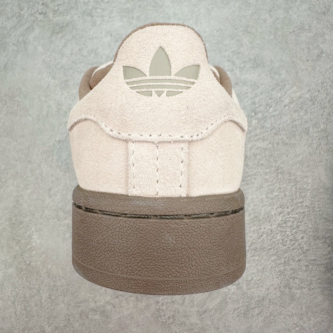 图片[8]-＃C版纯原 AD Originals Campus 00s 学院系列面包风经典复古低帮百搭休闲运动板鞋 ID3425 原鞋开发 正确版型 市面唯一全鞋采用原厂头层SD皮料 正确宽版鞋盒 清洁度完美 诠释最高工艺 这次 Originals 选择了以经典复古鞋型 Campus 为蓝本打造全新面包鞋 这款鞋型联名不断 冠希当年对它更是钟爱有加 论牌面丝毫不输贝壳头、Forum 等大热鞋型 这次 Campus 一改 80 年代的瘦长造型 鞋舌、鞋身、鞋底甚至细节都变大了 营造出千禧年前后流行的面包鞋宽大廓形 因此鞋名改为 Campus 00s 鞋身采用绒面皮料搭配白色常规皮革 质感上还是延续了经典 Campus 的设计 鞋舌填充更加饱满 让鞋款整体看起来更加圆润 搭配上这款浅蓝配色 「蓝胖子」造型真的很可爱 鞋舌还加入了与以往 Campus 不同的全新三叶草 Logo 令造型更具千禧气息 鞋带也采用了加宽的设计 如果你不喜欢 这次还附送了传统鞋带可以替换 鞋底采用了米黄做旧设计 凸显鞋款的复古年代感 除了清新可人的浅蓝配色 还有一款酷灰配色 造型更加硬朗复古 而且相比浅蓝配色更加耐脏 尺码：36 36⅔ 37⅓ 38 38⅔ 39⅓ 40 40⅔ 41⅓ 42 42⅔ 43⅓ 44 44 ⅓ 45-选品中心