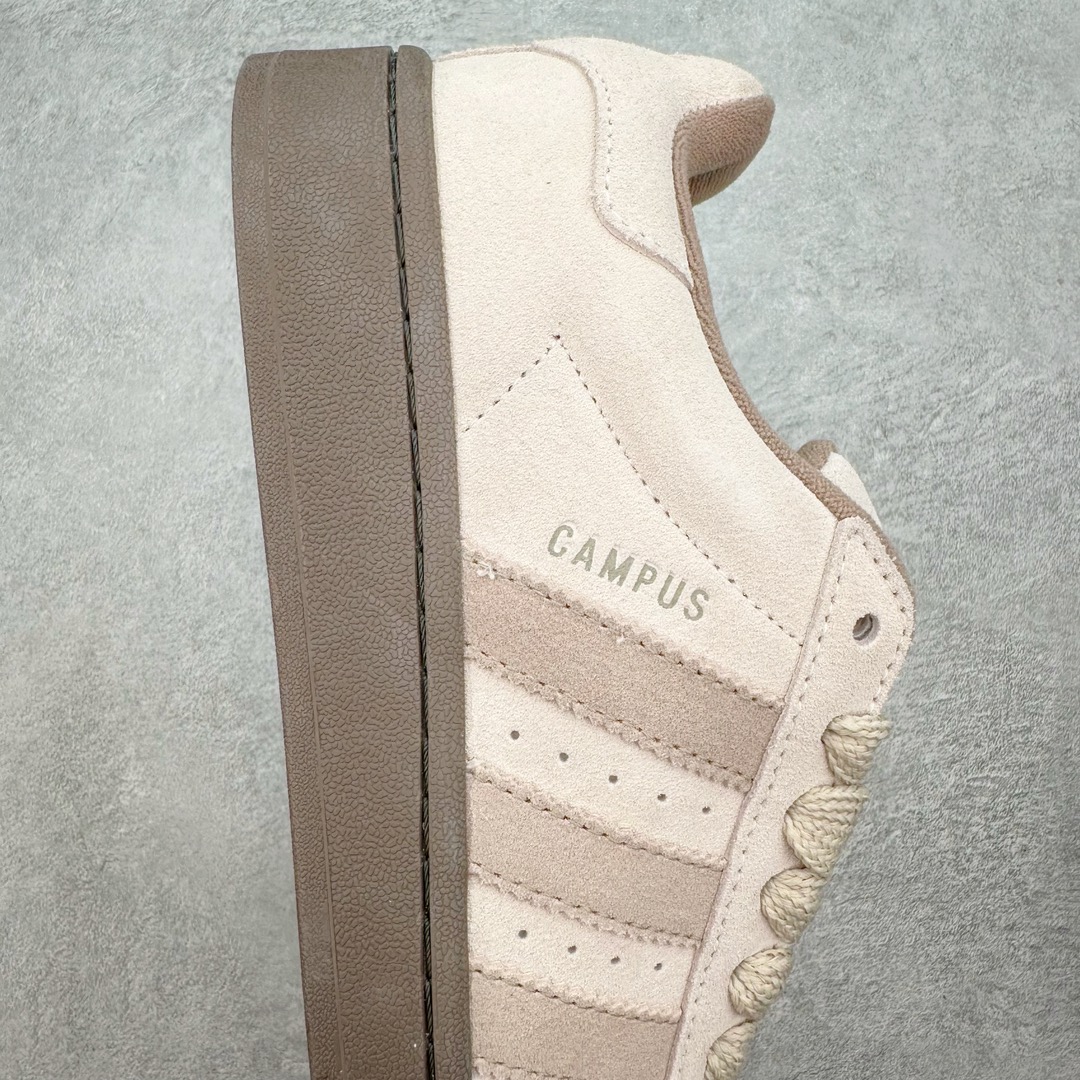 图片[6]-＃C版纯原 AD Originals Campus 00s 学院系列面包风经典复古低帮百搭休闲运动板鞋 ID3425 原鞋开发 正确版型 市面唯一全鞋采用原厂头层SD皮料 正确宽版鞋盒 清洁度完美 诠释最高工艺 这次 Originals 选择了以经典复古鞋型 Campus 为蓝本打造全新面包鞋 这款鞋型联名不断 冠希当年对它更是钟爱有加 论牌面丝毫不输贝壳头、Forum 等大热鞋型 这次 Campus 一改 80 年代的瘦长造型 鞋舌、鞋身、鞋底甚至细节都变大了 营造出千禧年前后流行的面包鞋宽大廓形 因此鞋名改为 Campus 00s 鞋身采用绒面皮料搭配白色常规皮革 质感上还是延续了经典 Campus 的设计 鞋舌填充更加饱满 让鞋款整体看起来更加圆润 搭配上这款浅蓝配色 「蓝胖子」造型真的很可爱 鞋舌还加入了与以往 Campus 不同的全新三叶草 Logo 令造型更具千禧气息 鞋带也采用了加宽的设计 如果你不喜欢 这次还附送了传统鞋带可以替换 鞋底采用了米黄做旧设计 凸显鞋款的复古年代感 除了清新可人的浅蓝配色 还有一款酷灰配色 造型更加硬朗复古 而且相比浅蓝配色更加耐脏 尺码：36 36⅔ 37⅓ 38 38⅔ 39⅓ 40 40⅔ 41⅓ 42 42⅔ 43⅓ 44 44 ⅓ 45-选品中心