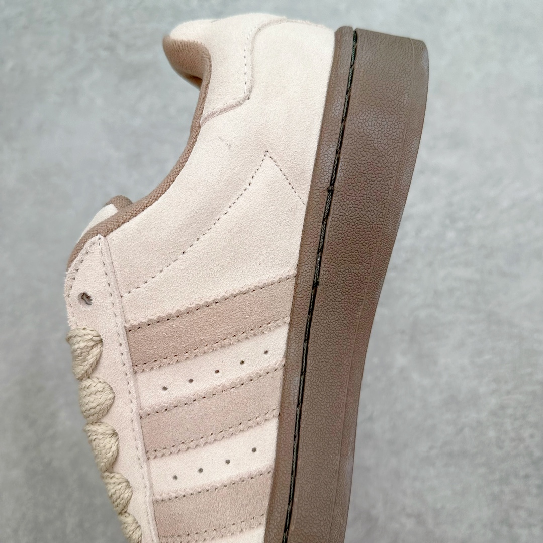 图片[7]-＃C版纯原 AD Originals Campus 00s 学院系列面包风经典复古低帮百搭休闲运动板鞋 ID3425 原鞋开发 正确版型 市面唯一全鞋采用原厂头层SD皮料 正确宽版鞋盒 清洁度完美 诠释最高工艺 这次 Originals 选择了以经典复古鞋型 Campus 为蓝本打造全新面包鞋 这款鞋型联名不断 冠希当年对它更是钟爱有加 论牌面丝毫不输贝壳头、Forum 等大热鞋型 这次 Campus 一改 80 年代的瘦长造型 鞋舌、鞋身、鞋底甚至细节都变大了 营造出千禧年前后流行的面包鞋宽大廓形 因此鞋名改为 Campus 00s 鞋身采用绒面皮料搭配白色常规皮革 质感上还是延续了经典 Campus 的设计 鞋舌填充更加饱满 让鞋款整体看起来更加圆润 搭配上这款浅蓝配色 「蓝胖子」造型真的很可爱 鞋舌还加入了与以往 Campus 不同的全新三叶草 Logo 令造型更具千禧气息 鞋带也采用了加宽的设计 如果你不喜欢 这次还附送了传统鞋带可以替换 鞋底采用了米黄做旧设计 凸显鞋款的复古年代感 除了清新可人的浅蓝配色 还有一款酷灰配色 造型更加硬朗复古 而且相比浅蓝配色更加耐脏 尺码：36 36⅔ 37⅓ 38 38⅔ 39⅓ 40 40⅔ 41⅓ 42 42⅔ 43⅓ 44 44 ⅓ 45-选品中心