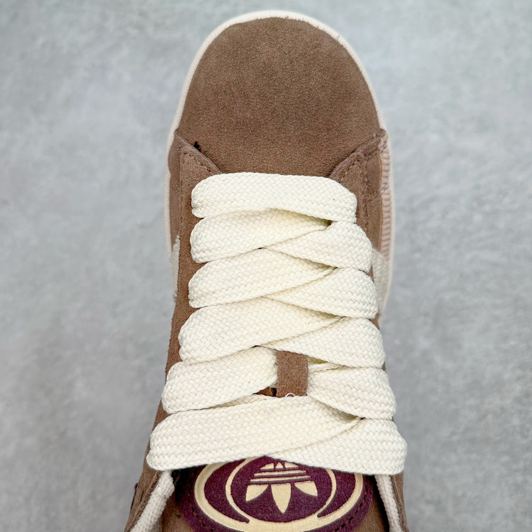 图片[4]-＃C版纯原 AD Originals Campus 00s 学院系列面包风经典复古低帮百搭休闲运动板鞋 IF4339 原鞋开发 正确版型 市面唯一全鞋采用原厂头层SD皮料 正确宽版鞋盒 清洁度完美 诠释最高工艺 这次 Originals 选择了以经典复古鞋型 Campus 为蓝本打造全新面包鞋 这款鞋型联名不断 冠希当年对它更是钟爱有加 论牌面丝毫不输贝壳头、Forum 等大热鞋型 这次 Campus 一改 80 年代的瘦长造型 鞋舌、鞋身、鞋底甚至细节都变大了 营造出千禧年前后流行的面包鞋宽大廓形 因此鞋名改为 Campus 00s 鞋身采用绒面皮料搭配白色常规皮革 质感上还是延续了经典 Campus 的设计 鞋舌填充更加饱满 让鞋款整体看起来更加圆润 搭配上这款浅蓝配色 「蓝胖子」造型真的很可爱 鞋舌还加入了与以往 Campus 不同的全新三叶草 Logo 令造型更具千禧气息 鞋带也采用了加宽的设计 如果你不喜欢 这次还附送了传统鞋带可以替换 鞋底采用了米黄做旧设计 凸显鞋款的复古年代感 除了清新可人的浅蓝配色 还有一款酷灰配色 造型更加硬朗复古 而且相比浅蓝配色更加耐脏 尺码：36 36⅔ 37⅓ 38 38⅔ 39⅓ 40 40⅔ 41⅓ 42 42⅔ 43⅓ 44 44 ⅓ 45-选品中心