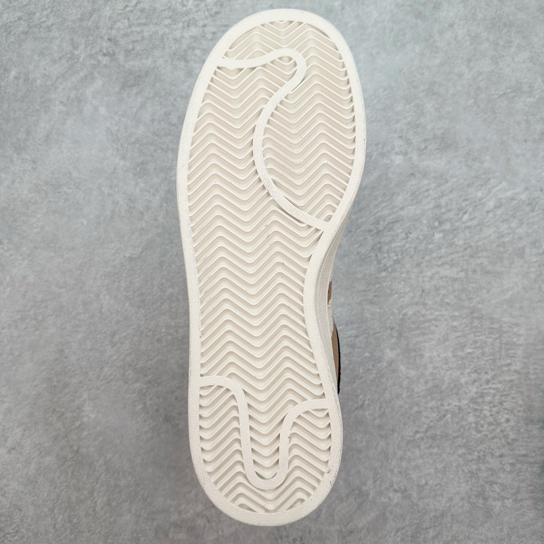 图片[9]-＃C版纯原 AD Originals Campus 00s 学院系列面包风经典复古低帮百搭休闲运动板鞋 IF4339 原鞋开发 正确版型 市面唯一全鞋采用原厂头层SD皮料 正确宽版鞋盒 清洁度完美 诠释最高工艺 这次 Originals 选择了以经典复古鞋型 Campus 为蓝本打造全新面包鞋 这款鞋型联名不断 冠希当年对它更是钟爱有加 论牌面丝毫不输贝壳头、Forum 等大热鞋型 这次 Campus 一改 80 年代的瘦长造型 鞋舌、鞋身、鞋底甚至细节都变大了 营造出千禧年前后流行的面包鞋宽大廓形 因此鞋名改为 Campus 00s 鞋身采用绒面皮料搭配白色常规皮革 质感上还是延续了经典 Campus 的设计 鞋舌填充更加饱满 让鞋款整体看起来更加圆润 搭配上这款浅蓝配色 「蓝胖子」造型真的很可爱 鞋舌还加入了与以往 Campus 不同的全新三叶草 Logo 令造型更具千禧气息 鞋带也采用了加宽的设计 如果你不喜欢 这次还附送了传统鞋带可以替换 鞋底采用了米黄做旧设计 凸显鞋款的复古年代感 除了清新可人的浅蓝配色 还有一款酷灰配色 造型更加硬朗复古 而且相比浅蓝配色更加耐脏 尺码：36 36⅔ 37⅓ 38 38⅔ 39⅓ 40 40⅔ 41⅓ 42 42⅔ 43⅓ 44 44 ⅓ 45-选品中心