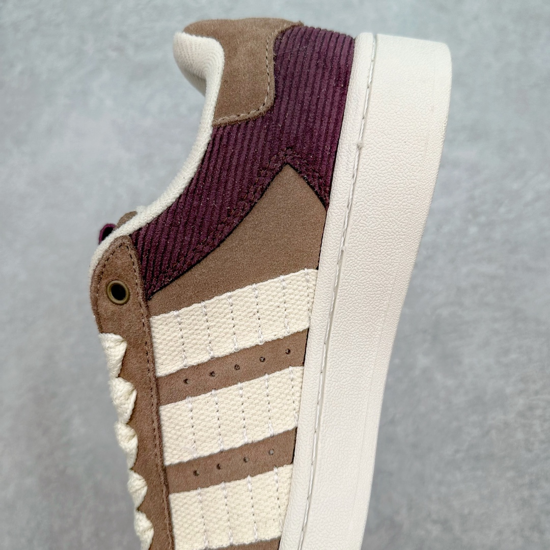 图片[7]-＃C版纯原 AD Originals Campus 00s 学院系列面包风经典复古低帮百搭休闲运动板鞋 IF4339 原鞋开发 正确版型 市面唯一全鞋采用原厂头层SD皮料 正确宽版鞋盒 清洁度完美 诠释最高工艺 这次 Originals 选择了以经典复古鞋型 Campus 为蓝本打造全新面包鞋 这款鞋型联名不断 冠希当年对它更是钟爱有加 论牌面丝毫不输贝壳头、Forum 等大热鞋型 这次 Campus 一改 80 年代的瘦长造型 鞋舌、鞋身、鞋底甚至细节都变大了 营造出千禧年前后流行的面包鞋宽大廓形 因此鞋名改为 Campus 00s 鞋身采用绒面皮料搭配白色常规皮革 质感上还是延续了经典 Campus 的设计 鞋舌填充更加饱满 让鞋款整体看起来更加圆润 搭配上这款浅蓝配色 「蓝胖子」造型真的很可爱 鞋舌还加入了与以往 Campus 不同的全新三叶草 Logo 令造型更具千禧气息 鞋带也采用了加宽的设计 如果你不喜欢 这次还附送了传统鞋带可以替换 鞋底采用了米黄做旧设计 凸显鞋款的复古年代感 除了清新可人的浅蓝配色 还有一款酷灰配色 造型更加硬朗复古 而且相比浅蓝配色更加耐脏 尺码：36 36⅔ 37⅓ 38 38⅔ 39⅓ 40 40⅔ 41⅓ 42 42⅔ 43⅓ 44 44 ⅓ 45-选品中心