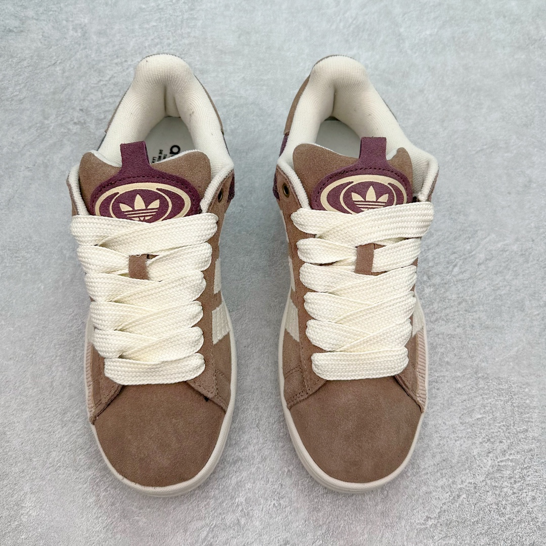 图片[2]-＃C版纯原 AD Originals Campus 00s 学院系列面包风经典复古低帮百搭休闲运动板鞋 IF4339 原鞋开发 正确版型 市面唯一全鞋采用原厂头层SD皮料 正确宽版鞋盒 清洁度完美 诠释最高工艺 这次 Originals 选择了以经典复古鞋型 Campus 为蓝本打造全新面包鞋 这款鞋型联名不断 冠希当年对它更是钟爱有加 论牌面丝毫不输贝壳头、Forum 等大热鞋型 这次 Campus 一改 80 年代的瘦长造型 鞋舌、鞋身、鞋底甚至细节都变大了 营造出千禧年前后流行的面包鞋宽大廓形 因此鞋名改为 Campus 00s 鞋身采用绒面皮料搭配白色常规皮革 质感上还是延续了经典 Campus 的设计 鞋舌填充更加饱满 让鞋款整体看起来更加圆润 搭配上这款浅蓝配色 「蓝胖子」造型真的很可爱 鞋舌还加入了与以往 Campus 不同的全新三叶草 Logo 令造型更具千禧气息 鞋带也采用了加宽的设计 如果你不喜欢 这次还附送了传统鞋带可以替换 鞋底采用了米黄做旧设计 凸显鞋款的复古年代感 除了清新可人的浅蓝配色 还有一款酷灰配色 造型更加硬朗复古 而且相比浅蓝配色更加耐脏 尺码：36 36⅔ 37⅓ 38 38⅔ 39⅓ 40 40⅔ 41⅓ 42 42⅔ 43⅓ 44 44 ⅓ 45-选品中心