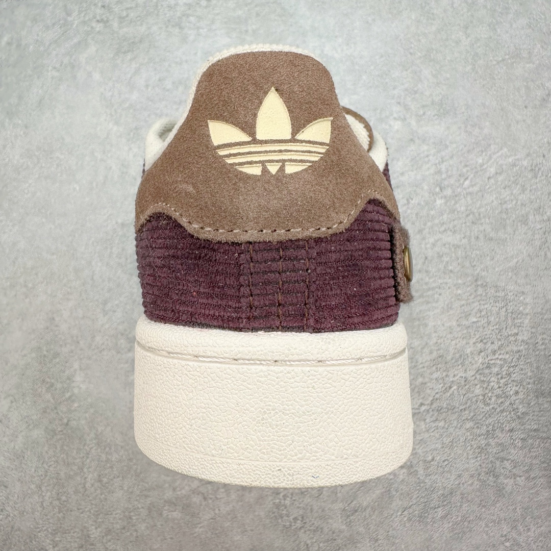 图片[8]-＃C版纯原 AD Originals Campus 00s 学院系列面包风经典复古低帮百搭休闲运动板鞋 IF4339 原鞋开发 正确版型 市面唯一全鞋采用原厂头层SD皮料 正确宽版鞋盒 清洁度完美 诠释最高工艺 这次 Originals 选择了以经典复古鞋型 Campus 为蓝本打造全新面包鞋 这款鞋型联名不断 冠希当年对它更是钟爱有加 论牌面丝毫不输贝壳头、Forum 等大热鞋型 这次 Campus 一改 80 年代的瘦长造型 鞋舌、鞋身、鞋底甚至细节都变大了 营造出千禧年前后流行的面包鞋宽大廓形 因此鞋名改为 Campus 00s 鞋身采用绒面皮料搭配白色常规皮革 质感上还是延续了经典 Campus 的设计 鞋舌填充更加饱满 让鞋款整体看起来更加圆润 搭配上这款浅蓝配色 「蓝胖子」造型真的很可爱 鞋舌还加入了与以往 Campus 不同的全新三叶草 Logo 令造型更具千禧气息 鞋带也采用了加宽的设计 如果你不喜欢 这次还附送了传统鞋带可以替换 鞋底采用了米黄做旧设计 凸显鞋款的复古年代感 除了清新可人的浅蓝配色 还有一款酷灰配色 造型更加硬朗复古 而且相比浅蓝配色更加耐脏 尺码：36 36⅔ 37⅓ 38 38⅔ 39⅓ 40 40⅔ 41⅓ 42 42⅔ 43⅓ 44 44 ⅓ 45-选品中心