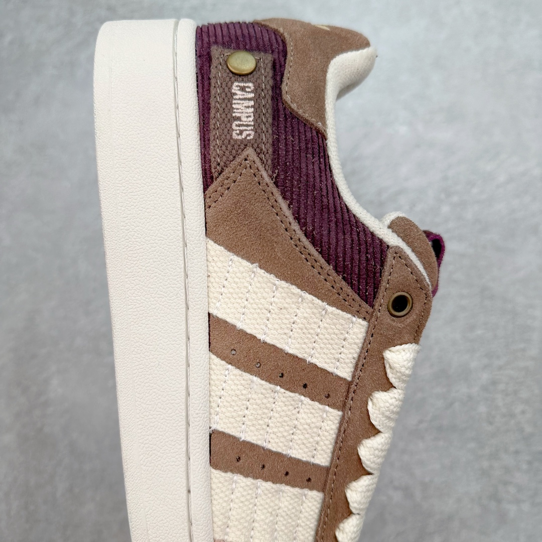 图片[6]-＃C版纯原 AD Originals Campus 00s 学院系列面包风经典复古低帮百搭休闲运动板鞋 IF4339 原鞋开发 正确版型 市面唯一全鞋采用原厂头层SD皮料 正确宽版鞋盒 清洁度完美 诠释最高工艺 这次 Originals 选择了以经典复古鞋型 Campus 为蓝本打造全新面包鞋 这款鞋型联名不断 冠希当年对它更是钟爱有加 论牌面丝毫不输贝壳头、Forum 等大热鞋型 这次 Campus 一改 80 年代的瘦长造型 鞋舌、鞋身、鞋底甚至细节都变大了 营造出千禧年前后流行的面包鞋宽大廓形 因此鞋名改为 Campus 00s 鞋身采用绒面皮料搭配白色常规皮革 质感上还是延续了经典 Campus 的设计 鞋舌填充更加饱满 让鞋款整体看起来更加圆润 搭配上这款浅蓝配色 「蓝胖子」造型真的很可爱 鞋舌还加入了与以往 Campus 不同的全新三叶草 Logo 令造型更具千禧气息 鞋带也采用了加宽的设计 如果你不喜欢 这次还附送了传统鞋带可以替换 鞋底采用了米黄做旧设计 凸显鞋款的复古年代感 除了清新可人的浅蓝配色 还有一款酷灰配色 造型更加硬朗复古 而且相比浅蓝配色更加耐脏 尺码：36 36⅔ 37⅓ 38 38⅔ 39⅓ 40 40⅔ 41⅓ 42 42⅔ 43⅓ 44 44 ⅓ 45-选品中心