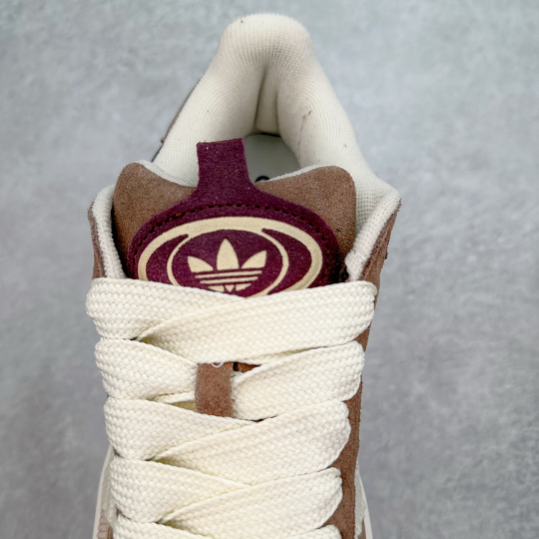 图片[5]-＃C版纯原 AD Originals Campus 00s 学院系列面包风经典复古低帮百搭休闲运动板鞋 IF4339 原鞋开发 正确版型 市面唯一全鞋采用原厂头层SD皮料 正确宽版鞋盒 清洁度完美 诠释最高工艺 这次 Originals 选择了以经典复古鞋型 Campus 为蓝本打造全新面包鞋 这款鞋型联名不断 冠希当年对它更是钟爱有加 论牌面丝毫不输贝壳头、Forum 等大热鞋型 这次 Campus 一改 80 年代的瘦长造型 鞋舌、鞋身、鞋底甚至细节都变大了 营造出千禧年前后流行的面包鞋宽大廓形 因此鞋名改为 Campus 00s 鞋身采用绒面皮料搭配白色常规皮革 质感上还是延续了经典 Campus 的设计 鞋舌填充更加饱满 让鞋款整体看起来更加圆润 搭配上这款浅蓝配色 「蓝胖子」造型真的很可爱 鞋舌还加入了与以往 Campus 不同的全新三叶草 Logo 令造型更具千禧气息 鞋带也采用了加宽的设计 如果你不喜欢 这次还附送了传统鞋带可以替换 鞋底采用了米黄做旧设计 凸显鞋款的复古年代感 除了清新可人的浅蓝配色 还有一款酷灰配色 造型更加硬朗复古 而且相比浅蓝配色更加耐脏 尺码：36 36⅔ 37⅓ 38 38⅔ 39⅓ 40 40⅔ 41⅓ 42 42⅔ 43⅓ 44 44 ⅓ 45-选品中心