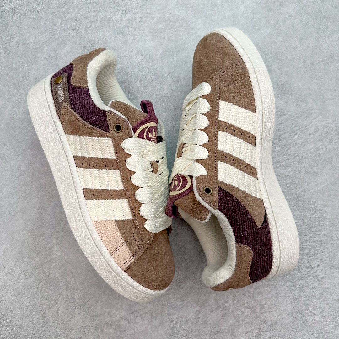图片[3]-＃C版纯原 AD Originals Campus 00s 学院系列面包风经典复古低帮百搭休闲运动板鞋 IF4339 原鞋开发 正确版型 市面唯一全鞋采用原厂头层SD皮料 正确宽版鞋盒 清洁度完美 诠释最高工艺 这次 Originals 选择了以经典复古鞋型 Campus 为蓝本打造全新面包鞋 这款鞋型联名不断 冠希当年对它更是钟爱有加 论牌面丝毫不输贝壳头、Forum 等大热鞋型 这次 Campus 一改 80 年代的瘦长造型 鞋舌、鞋身、鞋底甚至细节都变大了 营造出千禧年前后流行的面包鞋宽大廓形 因此鞋名改为 Campus 00s 鞋身采用绒面皮料搭配白色常规皮革 质感上还是延续了经典 Campus 的设计 鞋舌填充更加饱满 让鞋款整体看起来更加圆润 搭配上这款浅蓝配色 「蓝胖子」造型真的很可爱 鞋舌还加入了与以往 Campus 不同的全新三叶草 Logo 令造型更具千禧气息 鞋带也采用了加宽的设计 如果你不喜欢 这次还附送了传统鞋带可以替换 鞋底采用了米黄做旧设计 凸显鞋款的复古年代感 除了清新可人的浅蓝配色 还有一款酷灰配色 造型更加硬朗复古 而且相比浅蓝配色更加耐脏 尺码：36 36⅔ 37⅓ 38 38⅔ 39⅓ 40 40⅔ 41⅓ 42 42⅔ 43⅓ 44 44 ⅓ 45-选品中心