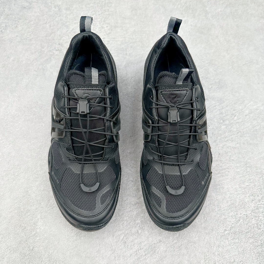 图片[2]-ECCO爱步2024年新款户外鞋防水透气越野跑鞋 健步踪迹系列 鞋面设有GORE-TEX防水薄膜 给你贴心防水保护 防水透气 直接注塑工艺连接鞋面与鞋底 一体成型 合脚稳固 BIOM自然律动科技鞋楦 符合人体工学 长效缓震带来裸足体验 橡胶大底 结合橡胶凸起鞋钉设计 适应多种地形 提供强劲抓地力与耐磨性 稳定支撑 越野无束 尺码：39 40 41 42 43 44（正常码）-选品中心