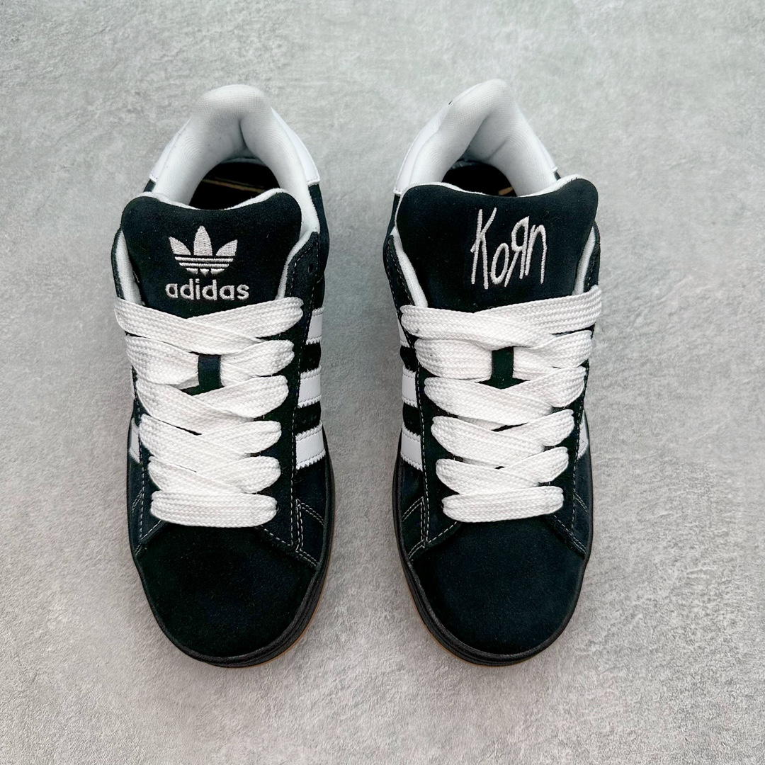 图片[2]-AD Originals Campus 00s 学院系列面包风经典复古低帮百搭休闲运动板鞋 IG0792 这次 Originals 选择了以经典复古鞋型 Campus 为蓝本打造全新面包鞋 这款鞋型联名不断 冠希当年对它更是钟爱有加 论牌面丝毫不输贝壳头、Forum 等大热鞋型 这次 Campus 一改 80 年代的瘦长造型 鞋舌、鞋身、鞋底甚至细节都变大了 营造出千禧年前后流行的面包鞋宽大廓形 因此鞋名改为 Campus 00s 鞋身采用绒面皮料搭配白色常规皮革 质感上还是延续了经典 Campus 的设计 鞋舌填充更加饱满 让鞋款整体看起来更加圆润 搭配上这款浅蓝配色 「蓝胖子」造型真的很可爱 鞋舌还加入了与以往 Campus 不同的全新三叶草 Logo 令造型更具千禧气息 鞋带也采用了加宽的设计 如果你不喜欢 这次还附送了传统鞋带可以替换 鞋底采用了米黄做旧设计 凸显鞋款的复古年代感 除了清新可人的浅蓝配色 还有一款酷灰配色 造型更加硬朗复古 而且相比浅蓝配色更加耐脏 尺码：36 36⅔ 37⅓ 38 38⅔ 39⅓ 40 40⅔ 41⅓ 42 42⅔ 43⅓ 44 45-选品中心