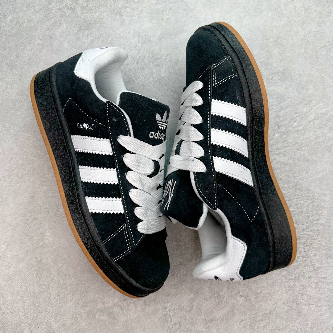 图片[3]-AD Originals Campus 00s 学院系列面包风经典复古低帮百搭休闲运动板鞋 IG0792 这次 Originals 选择了以经典复古鞋型 Campus 为蓝本打造全新面包鞋 这款鞋型联名不断 冠希当年对它更是钟爱有加 论牌面丝毫不输贝壳头、Forum 等大热鞋型 这次 Campus 一改 80 年代的瘦长造型 鞋舌、鞋身、鞋底甚至细节都变大了 营造出千禧年前后流行的面包鞋宽大廓形 因此鞋名改为 Campus 00s 鞋身采用绒面皮料搭配白色常规皮革 质感上还是延续了经典 Campus 的设计 鞋舌填充更加饱满 让鞋款整体看起来更加圆润 搭配上这款浅蓝配色 「蓝胖子」造型真的很可爱 鞋舌还加入了与以往 Campus 不同的全新三叶草 Logo 令造型更具千禧气息 鞋带也采用了加宽的设计 如果你不喜欢 这次还附送了传统鞋带可以替换 鞋底采用了米黄做旧设计 凸显鞋款的复古年代感 除了清新可人的浅蓝配色 还有一款酷灰配色 造型更加硬朗复古 而且相比浅蓝配色更加耐脏 尺码：36 36⅔ 37⅓ 38 38⅔ 39⅓ 40 40⅔ 41⅓ 42 42⅔ 43⅓ 44 45-选品中心