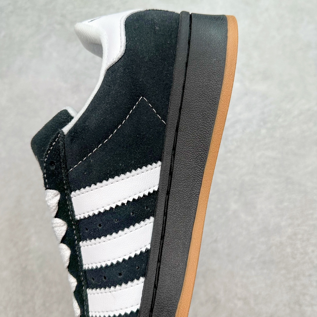 图片[7]-AD Originals Campus 00s 学院系列面包风经典复古低帮百搭休闲运动板鞋 IG0792 这次 Originals 选择了以经典复古鞋型 Campus 为蓝本打造全新面包鞋 这款鞋型联名不断 冠希当年对它更是钟爱有加 论牌面丝毫不输贝壳头、Forum 等大热鞋型 这次 Campus 一改 80 年代的瘦长造型 鞋舌、鞋身、鞋底甚至细节都变大了 营造出千禧年前后流行的面包鞋宽大廓形 因此鞋名改为 Campus 00s 鞋身采用绒面皮料搭配白色常规皮革 质感上还是延续了经典 Campus 的设计 鞋舌填充更加饱满 让鞋款整体看起来更加圆润 搭配上这款浅蓝配色 「蓝胖子」造型真的很可爱 鞋舌还加入了与以往 Campus 不同的全新三叶草 Logo 令造型更具千禧气息 鞋带也采用了加宽的设计 如果你不喜欢 这次还附送了传统鞋带可以替换 鞋底采用了米黄做旧设计 凸显鞋款的复古年代感 除了清新可人的浅蓝配色 还有一款酷灰配色 造型更加硬朗复古 而且相比浅蓝配色更加耐脏 尺码：36 36⅔ 37⅓ 38 38⅔ 39⅓ 40 40⅔ 41⅓ 42 42⅔ 43⅓ 44 45-选品中心