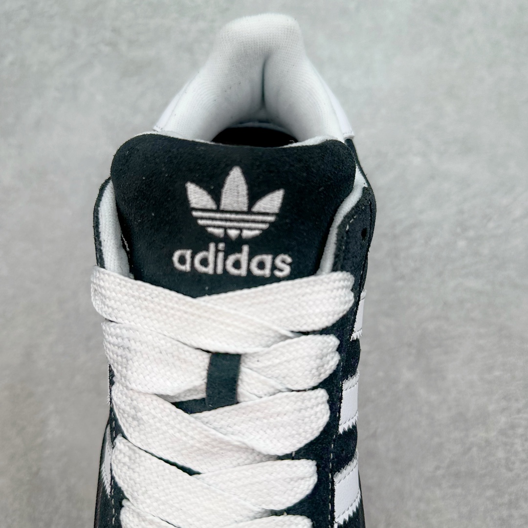 图片[5]-AD Originals Campus 00s 学院系列面包风经典复古低帮百搭休闲运动板鞋 IG0792 这次 Originals 选择了以经典复古鞋型 Campus 为蓝本打造全新面包鞋 这款鞋型联名不断 冠希当年对它更是钟爱有加 论牌面丝毫不输贝壳头、Forum 等大热鞋型 这次 Campus 一改 80 年代的瘦长造型 鞋舌、鞋身、鞋底甚至细节都变大了 营造出千禧年前后流行的面包鞋宽大廓形 因此鞋名改为 Campus 00s 鞋身采用绒面皮料搭配白色常规皮革 质感上还是延续了经典 Campus 的设计 鞋舌填充更加饱满 让鞋款整体看起来更加圆润 搭配上这款浅蓝配色 「蓝胖子」造型真的很可爱 鞋舌还加入了与以往 Campus 不同的全新三叶草 Logo 令造型更具千禧气息 鞋带也采用了加宽的设计 如果你不喜欢 这次还附送了传统鞋带可以替换 鞋底采用了米黄做旧设计 凸显鞋款的复古年代感 除了清新可人的浅蓝配色 还有一款酷灰配色 造型更加硬朗复古 而且相比浅蓝配色更加耐脏 尺码：36 36⅔ 37⅓ 38 38⅔ 39⅓ 40 40⅔ 41⅓ 42 42⅔ 43⅓ 44 45-选品中心