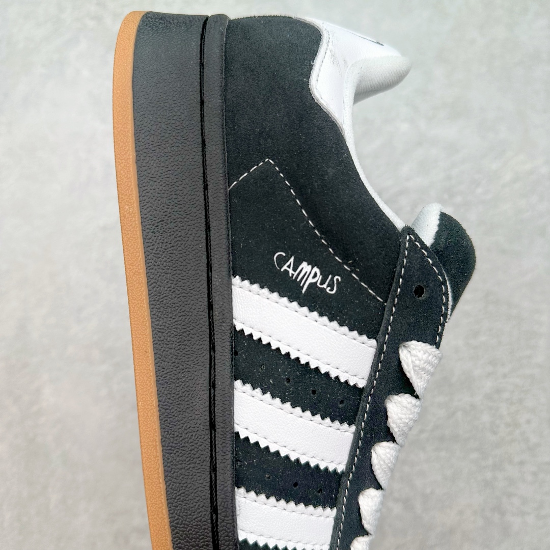 图片[6]-AD Originals Campus 00s 学院系列面包风经典复古低帮百搭休闲运动板鞋 IG0792 这次 Originals 选择了以经典复古鞋型 Campus 为蓝本打造全新面包鞋 这款鞋型联名不断 冠希当年对它更是钟爱有加 论牌面丝毫不输贝壳头、Forum 等大热鞋型 这次 Campus 一改 80 年代的瘦长造型 鞋舌、鞋身、鞋底甚至细节都变大了 营造出千禧年前后流行的面包鞋宽大廓形 因此鞋名改为 Campus 00s 鞋身采用绒面皮料搭配白色常规皮革 质感上还是延续了经典 Campus 的设计 鞋舌填充更加饱满 让鞋款整体看起来更加圆润 搭配上这款浅蓝配色 「蓝胖子」造型真的很可爱 鞋舌还加入了与以往 Campus 不同的全新三叶草 Logo 令造型更具千禧气息 鞋带也采用了加宽的设计 如果你不喜欢 这次还附送了传统鞋带可以替换 鞋底采用了米黄做旧设计 凸显鞋款的复古年代感 除了清新可人的浅蓝配色 还有一款酷灰配色 造型更加硬朗复古 而且相比浅蓝配色更加耐脏 尺码：36 36⅔ 37⅓ 38 38⅔ 39⅓ 40 40⅔ 41⅓ 42 42⅔ 43⅓ 44 45-选品中心