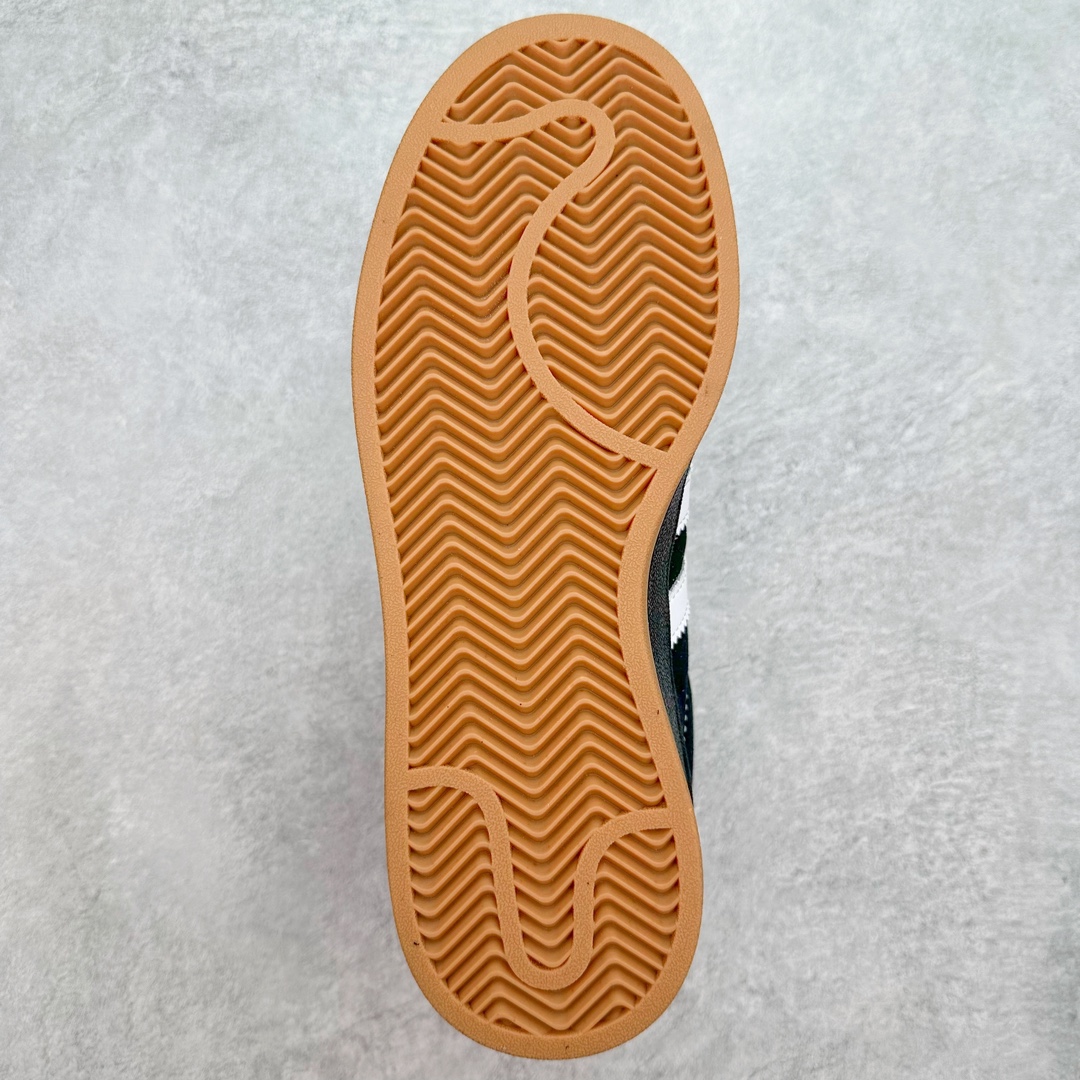 图片[9]-AD Originals Campus 00s 学院系列面包风经典复古低帮百搭休闲运动板鞋 IG0792 这次 Originals 选择了以经典复古鞋型 Campus 为蓝本打造全新面包鞋 这款鞋型联名不断 冠希当年对它更是钟爱有加 论牌面丝毫不输贝壳头、Forum 等大热鞋型 这次 Campus 一改 80 年代的瘦长造型 鞋舌、鞋身、鞋底甚至细节都变大了 营造出千禧年前后流行的面包鞋宽大廓形 因此鞋名改为 Campus 00s 鞋身采用绒面皮料搭配白色常规皮革 质感上还是延续了经典 Campus 的设计 鞋舌填充更加饱满 让鞋款整体看起来更加圆润 搭配上这款浅蓝配色 「蓝胖子」造型真的很可爱 鞋舌还加入了与以往 Campus 不同的全新三叶草 Logo 令造型更具千禧气息 鞋带也采用了加宽的设计 如果你不喜欢 这次还附送了传统鞋带可以替换 鞋底采用了米黄做旧设计 凸显鞋款的复古年代感 除了清新可人的浅蓝配色 还有一款酷灰配色 造型更加硬朗复古 而且相比浅蓝配色更加耐脏 尺码：36 36⅔ 37⅓ 38 38⅔ 39⅓ 40 40⅔ 41⅓ 42 42⅔ 43⅓ 44 45-选品中心