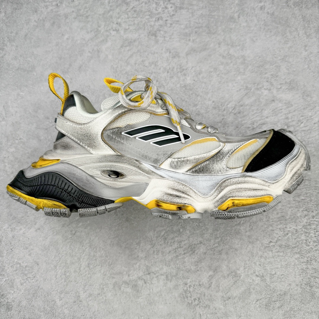 ＃XA Balenciaga CARGO Sneaker 巴黎世家十一代圆头系带舒适百搭低帮生活休闲鞋老爹鞋 全套原纸板楦头开发 最原汁原味的灵魂版型 全鞋荧光划线卡点 胶水把控整洁度追求极致完美 每一双都是工艺品 多重QC质检 超越公司货的品控标准 实实在在的免检产品 原盒原配 正确字体电绣 粗细、位置、大小正确 侧边TPU 透气孔匹配意产原版 正确分离大底 TPU软底 原版一致大底LOGO 立体感十足 原厂皮料水洗做旧 采购原厂网纱 这款超细纤维和网布工装运动鞋 来自 Balenciaga 2024年夏季系列 其前卫的设计、夸张的体积和反光细节赋予其特别的轮廓 在 2024 夏季系列的秀场上 我们看到了睽违已久的新款运动鞋 Cargo Sneaker 看鞋名便可猜想 延续 3XL 经典设计 这似乎是一双天生为阔腿 Cargo 而生的鞋款 并且它比起 3XL 本就极度夸张的造型更加夸张 拥有更大的鞋底面积以及更为上翘的鞋头 堪称「5XL」外观设计上除了「比大更大」做旧的厚网布鞋面 还有一种经典 Track 鞋款融合 New Balance 9060 中底之即视感 标志性 Sporty B Logo 置于鞋面中间 再加上明显提高的中底厚度 你也不用害怕与3XL难以分辨 尺码：35/46-选品中心