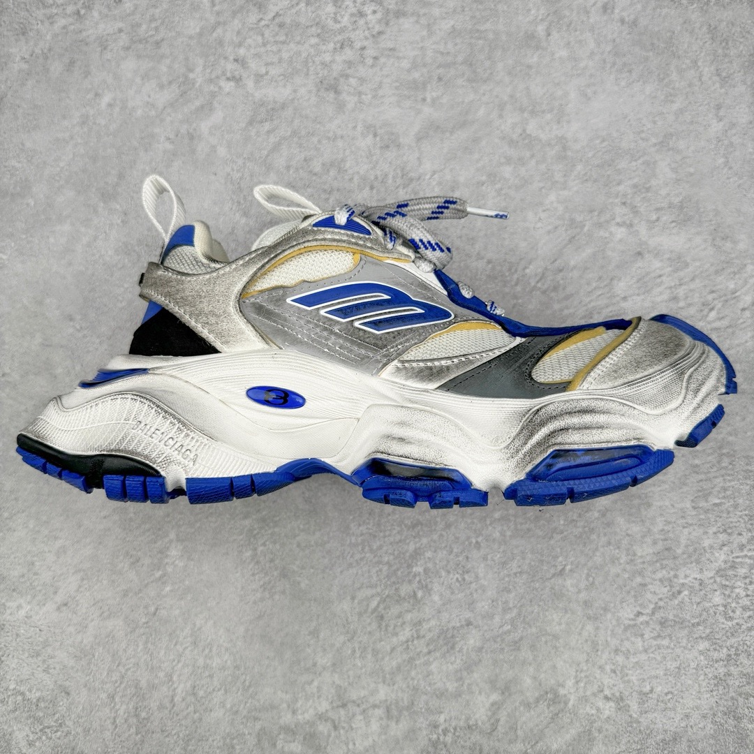 图片[3]-＃XA Balenciaga CARGO Sneaker 巴黎世家十一代圆头系带舒适百搭低帮生活休闲鞋老爹鞋 全套原纸板楦头开发 最原汁原味的灵魂版型 全鞋荧光划线卡点 胶水把控整洁度追求极致完美 每一双都是工艺品 多重QC质检 超越公司货的品控标准 实实在在的免检产品 原盒原配 正确字体电绣 粗细、位置、大小正确 侧边TPU 透气孔匹配意产原版 正确分离大底 TPU软底 原版一致大底LOGO 立体感十足 原厂皮料水洗做旧 采购原厂网纱 这款超细纤维和网布工装运动鞋 来自 Balenciaga 2024年夏季系列 其前卫的设计、夸张的体积和反光细节赋予其特别的轮廓 在 2024 夏季系列的秀场上 我们看到了睽违已久的新款运动鞋 Cargo Sneaker 看鞋名便可猜想 延续 3XL 经典设计 这似乎是一双天生为阔腿 Cargo 而生的鞋款 并且它比起 3XL 本就极度夸张的造型更加夸张 拥有更大的鞋底面积以及更为上翘的鞋头 堪称「5XL」外观设计上除了「比大更大」做旧的厚网布鞋面 还有一种经典 Track 鞋款融合 New Balance 9060 中底之即视感 标志性 Sporty B Logo 置于鞋面中间 再加上明显提高的中底厚度 你也不用害怕与3XL难以分辨 尺码：35/46-选品中心