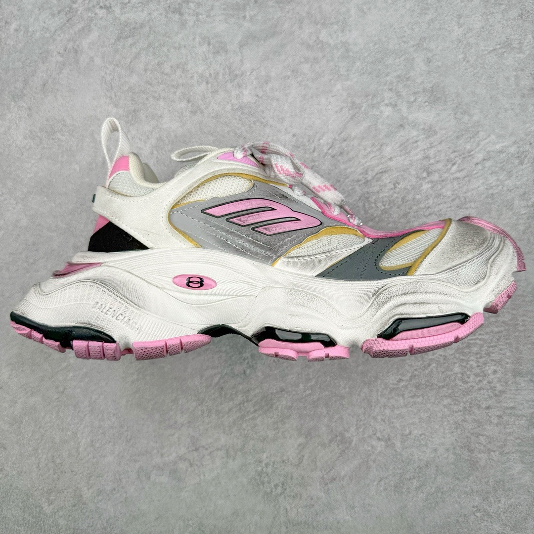 图片[6]-＃XA Balenciaga CARGO Sneaker 巴黎世家十一代圆头系带舒适百搭低帮生活休闲鞋老爹鞋 全套原纸板楦头开发 最原汁原味的灵魂版型 全鞋荧光划线卡点 胶水把控整洁度追求极致完美 每一双都是工艺品 多重QC质检 超越公司货的品控标准 实实在在的免检产品 原盒原配 正确字体电绣 粗细、位置、大小正确 侧边TPU 透气孔匹配意产原版 正确分离大底 TPU软底 原版一致大底LOGO 立体感十足 原厂皮料水洗做旧 采购原厂网纱 这款超细纤维和网布工装运动鞋 来自 Balenciaga 2024年夏季系列 其前卫的设计、夸张的体积和反光细节赋予其特别的轮廓 在 2024 夏季系列的秀场上 我们看到了睽违已久的新款运动鞋 Cargo Sneaker 看鞋名便可猜想 延续 3XL 经典设计 这似乎是一双天生为阔腿 Cargo 而生的鞋款 并且它比起 3XL 本就极度夸张的造型更加夸张 拥有更大的鞋底面积以及更为上翘的鞋头 堪称「5XL」外观设计上除了「比大更大」做旧的厚网布鞋面 还有一种经典 Track 鞋款融合 New Balance 9060 中底之即视感 标志性 Sporty B Logo 置于鞋面中间 再加上明显提高的中底厚度 你也不用害怕与3XL难以分辨 尺码：35/46-选品中心