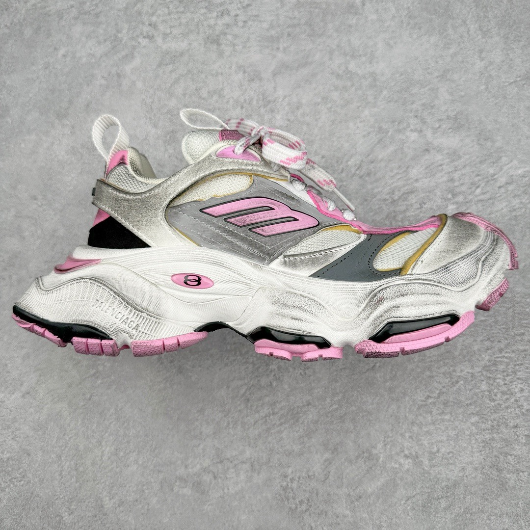 图片[4]-＃XA Balenciaga CARGO Sneaker 巴黎世家十一代圆头系带舒适百搭低帮生活休闲鞋老爹鞋 全套原纸板楦头开发 最原汁原味的灵魂版型 全鞋荧光划线卡点 胶水把控整洁度追求极致完美 每一双都是工艺品 多重QC质检 超越公司货的品控标准 实实在在的免检产品 原盒原配 正确字体电绣 粗细、位置、大小正确 侧边TPU 透气孔匹配意产原版 正确分离大底 TPU软底 原版一致大底LOGO 立体感十足 原厂皮料水洗做旧 采购原厂网纱 这款超细纤维和网布工装运动鞋 来自 Balenciaga 2024年夏季系列 其前卫的设计、夸张的体积和反光细节赋予其特别的轮廓 在 2024 夏季系列的秀场上 我们看到了睽违已久的新款运动鞋 Cargo Sneaker 看鞋名便可猜想 延续 3XL 经典设计 这似乎是一双天生为阔腿 Cargo 而生的鞋款 并且它比起 3XL 本就极度夸张的造型更加夸张 拥有更大的鞋底面积以及更为上翘的鞋头 堪称「5XL」外观设计上除了「比大更大」做旧的厚网布鞋面 还有一种经典 Track 鞋款融合 New Balance 9060 中底之即视感 标志性 Sporty B Logo 置于鞋面中间 再加上明显提高的中底厚度 你也不用害怕与3XL难以分辨 尺码：35/46-选品中心