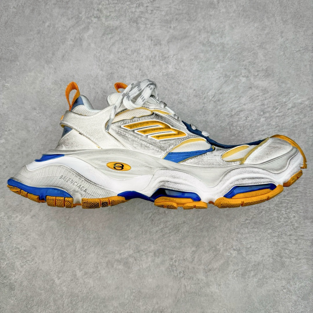 图片[8]-＃XA Balenciaga CARGO Sneaker 巴黎世家十一代圆头系带舒适百搭低帮生活休闲鞋老爹鞋 全套原纸板楦头开发 最原汁原味的灵魂版型 全鞋荧光划线卡点 胶水把控整洁度追求极致完美 每一双都是工艺品 多重QC质检 超越公司货的品控标准 实实在在的免检产品 原盒原配 正确字体电绣 粗细、位置、大小正确 侧边TPU 透气孔匹配意产原版 正确分离大底 TPU软底 原版一致大底LOGO 立体感十足 原厂皮料水洗做旧 采购原厂网纱 这款超细纤维和网布工装运动鞋 来自 Balenciaga 2024年夏季系列 其前卫的设计、夸张的体积和反光细节赋予其特别的轮廓 在 2024 夏季系列的秀场上 我们看到了睽违已久的新款运动鞋 Cargo Sneaker 看鞋名便可猜想 延续 3XL 经典设计 这似乎是一双天生为阔腿 Cargo 而生的鞋款 并且它比起 3XL 本就极度夸张的造型更加夸张 拥有更大的鞋底面积以及更为上翘的鞋头 堪称「5XL」外观设计上除了「比大更大」做旧的厚网布鞋面 还有一种经典 Track 鞋款融合 New Balance 9060 中底之即视感 标志性 Sporty B Logo 置于鞋面中间 再加上明显提高的中底厚度 你也不用害怕与3XL难以分辨 尺码：35/46-选品中心