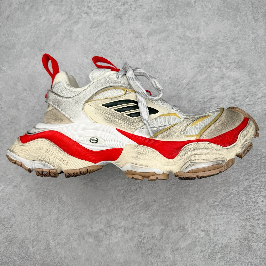 图片[5]-＃XA Balenciaga CARGO Sneaker 巴黎世家十一代圆头系带舒适百搭低帮生活休闲鞋老爹鞋 全套原纸板楦头开发 最原汁原味的灵魂版型 全鞋荧光划线卡点 胶水把控整洁度追求极致完美 每一双都是工艺品 多重QC质检 超越公司货的品控标准 实实在在的免检产品 原盒原配 正确字体电绣 粗细、位置、大小正确 侧边TPU 透气孔匹配意产原版 正确分离大底 TPU软底 原版一致大底LOGO 立体感十足 原厂皮料水洗做旧 采购原厂网纱 这款超细纤维和网布工装运动鞋 来自 Balenciaga 2024年夏季系列 其前卫的设计、夸张的体积和反光细节赋予其特别的轮廓 在 2024 夏季系列的秀场上 我们看到了睽违已久的新款运动鞋 Cargo Sneaker 看鞋名便可猜想 延续 3XL 经典设计 这似乎是一双天生为阔腿 Cargo 而生的鞋款 并且它比起 3XL 本就极度夸张的造型更加夸张 拥有更大的鞋底面积以及更为上翘的鞋头 堪称「5XL」外观设计上除了「比大更大」做旧的厚网布鞋面 还有一种经典 Track 鞋款融合 New Balance 9060 中底之即视感 标志性 Sporty B Logo 置于鞋面中间 再加上明显提高的中底厚度 你也不用害怕与3XL难以分辨 尺码：35/46-选品中心