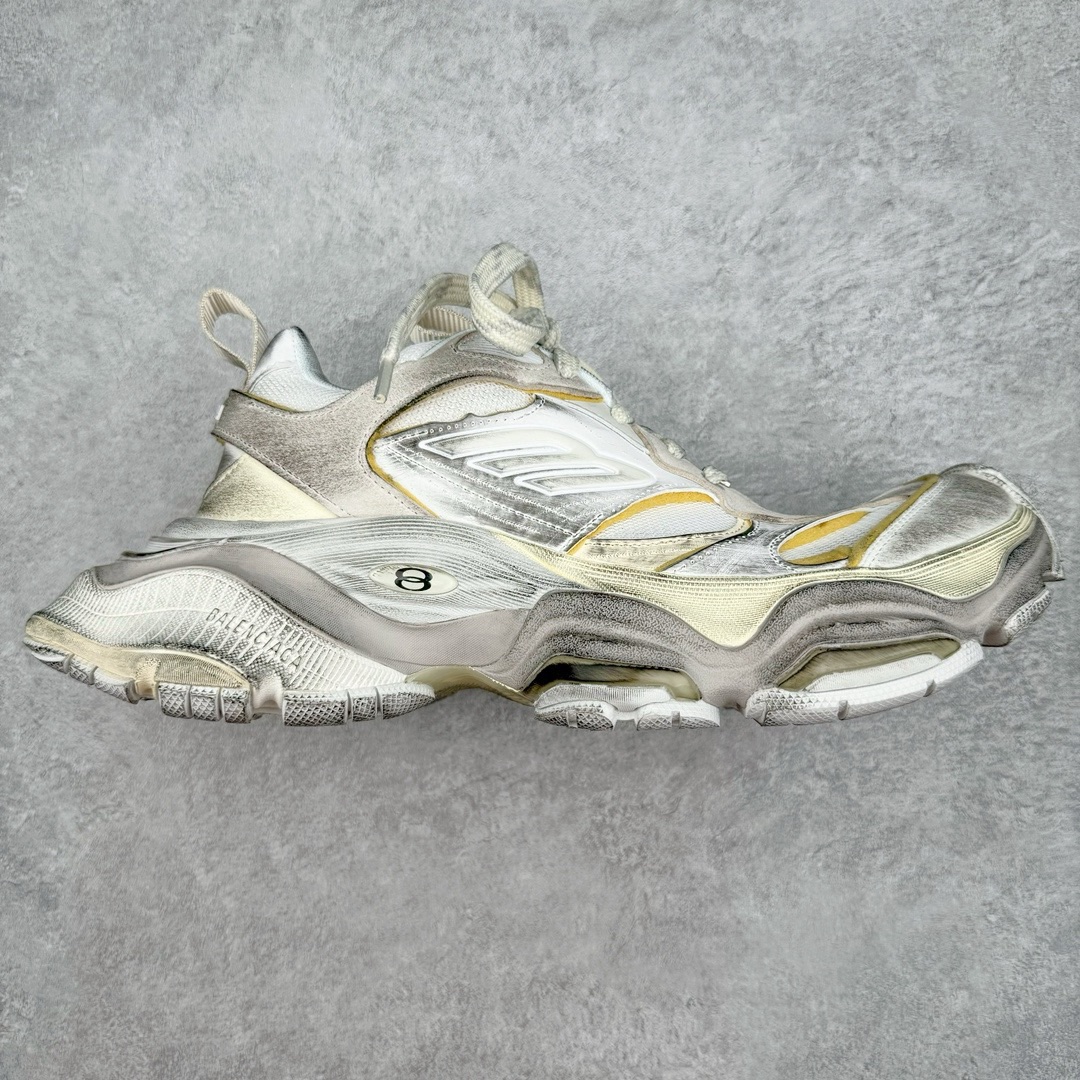 图片[7]-＃XA Balenciaga CARGO Sneaker 巴黎世家十一代圆头系带舒适百搭低帮生活休闲鞋老爹鞋 全套原纸板楦头开发 最原汁原味的灵魂版型 全鞋荧光划线卡点 胶水把控整洁度追求极致完美 每一双都是工艺品 多重QC质检 超越公司货的品控标准 实实在在的免检产品 原盒原配 正确字体电绣 粗细、位置、大小正确 侧边TPU 透气孔匹配意产原版 正确分离大底 TPU软底 原版一致大底LOGO 立体感十足 原厂皮料水洗做旧 采购原厂网纱 这款超细纤维和网布工装运动鞋 来自 Balenciaga 2024年夏季系列 其前卫的设计、夸张的体积和反光细节赋予其特别的轮廓 在 2024 夏季系列的秀场上 我们看到了睽违已久的新款运动鞋 Cargo Sneaker 看鞋名便可猜想 延续 3XL 经典设计 这似乎是一双天生为阔腿 Cargo 而生的鞋款 并且它比起 3XL 本就极度夸张的造型更加夸张 拥有更大的鞋底面积以及更为上翘的鞋头 堪称「5XL」外观设计上除了「比大更大」做旧的厚网布鞋面 还有一种经典 Track 鞋款融合 New Balance 9060 中底之即视感 标志性 Sporty B Logo 置于鞋面中间 再加上明显提高的中底厚度 你也不用害怕与3XL难以分辨 尺码：35/46-选品中心