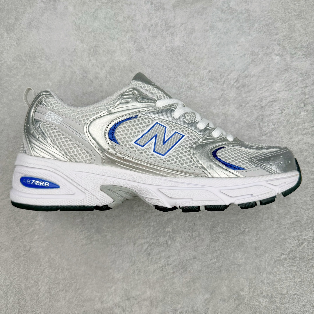 New Balance NB530 新百伦复古透气跑步鞋 抛弃过往以皮革为主的人气轮廓 以极具复古风范的跑鞋外观呈现 设计上全鞋以简约清爽的纯白色作基底 鞋身覆盖大面积织物网眼材质 并于鞋头、鞋带孔眼片等细节处点缀对比鲜明的反光银镀层凸显 鞋舌、侧身等位置则辅以一贯的「N」字标志和品牌徽标彰显身份 最后通过搭载的 ABZORB 缓震中底完善整体造型 尺码：36 37 37.5 38 38.5 39 40 40.5 41 42 42.5 43 44 45-选品中心
