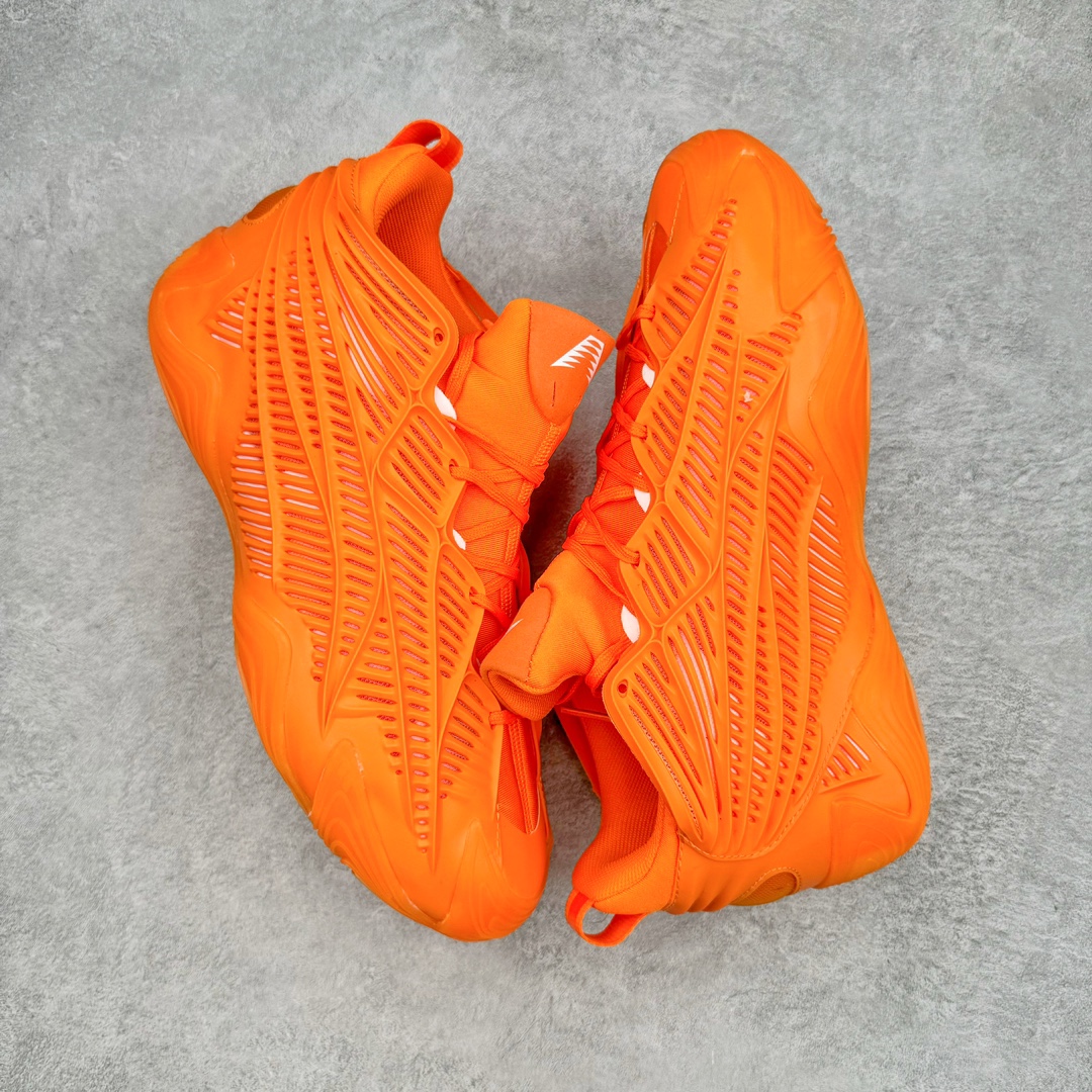 图片[3]-＃纯原新品 AD Anthony Edwards A.E. 2 \\\”华子二代\\\” 安东尼·爱德华兹签名实战减震防滑耐磨高帮篮球鞋 JI4513 球鞋的整体设计非常复古 也可以理解为并不是目前篮球鞋的设计趋势 AE2流线简约的设计 也是让其非常具有辨识度 袜套与「蚁巢」组成的鞋身 在保证透气效果的同时 搭配鞋带更能带来相当出色的鞋脚一体性 中底自然还是搭载着AD的当家科技并经由外层 TPU 包裹 将软、弹和支撑性同时兼顾 尺码：40 40.5 41 42 42.5 43 44 44.5 45 46-选品中心