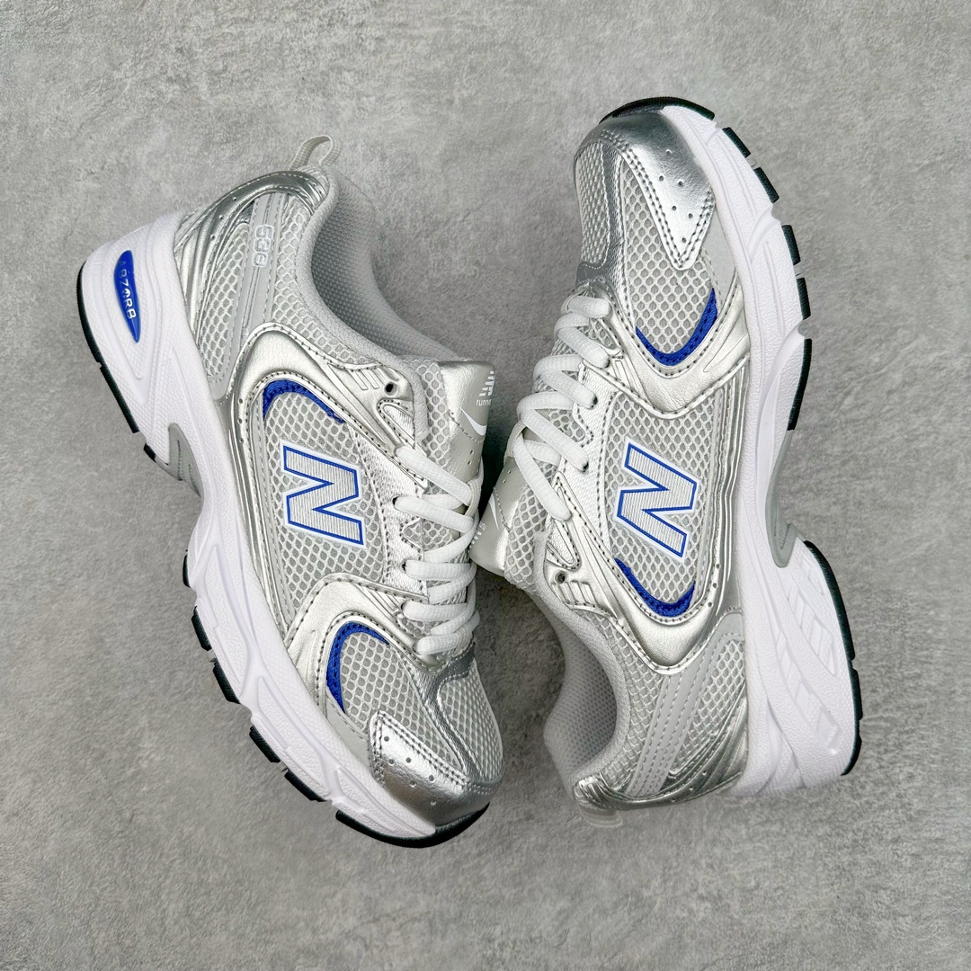图片[3]-New Balance NB530 新百伦复古透气跑步鞋 抛弃过往以皮革为主的人气轮廓 以极具复古风范的跑鞋外观呈现 设计上全鞋以简约清爽的纯白色作基底 鞋身覆盖大面积织物网眼材质 并于鞋头、鞋带孔眼片等细节处点缀对比鲜明的反光银镀层凸显 鞋舌、侧身等位置则辅以一贯的「N」字标志和品牌徽标彰显身份 最后通过搭载的 ABZORB 缓震中底完善整体造型 尺码：36 37 37.5 38 38.5 39 40 40.5 41 42 42.5 43 44 45-选品中心