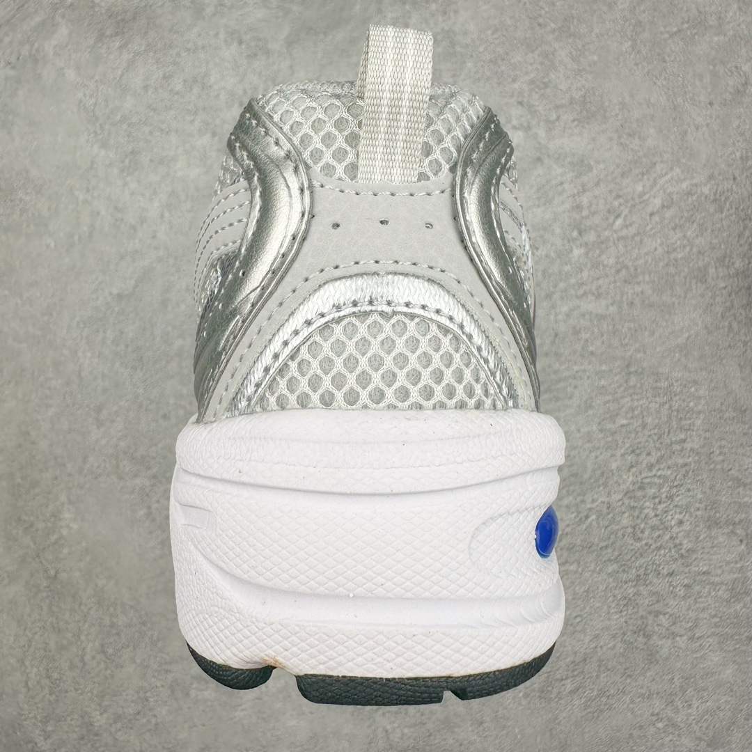 图片[7]-New Balance NB530 新百伦复古透气跑步鞋 抛弃过往以皮革为主的人气轮廓 以极具复古风范的跑鞋外观呈现 设计上全鞋以简约清爽的纯白色作基底 鞋身覆盖大面积织物网眼材质 并于鞋头、鞋带孔眼片等细节处点缀对比鲜明的反光银镀层凸显 鞋舌、侧身等位置则辅以一贯的「N」字标志和品牌徽标彰显身份 最后通过搭载的 ABZORB 缓震中底完善整体造型 尺码：36 37 37.5 38 38.5 39 40 40.5 41 42 42.5 43 44 45-选品中心