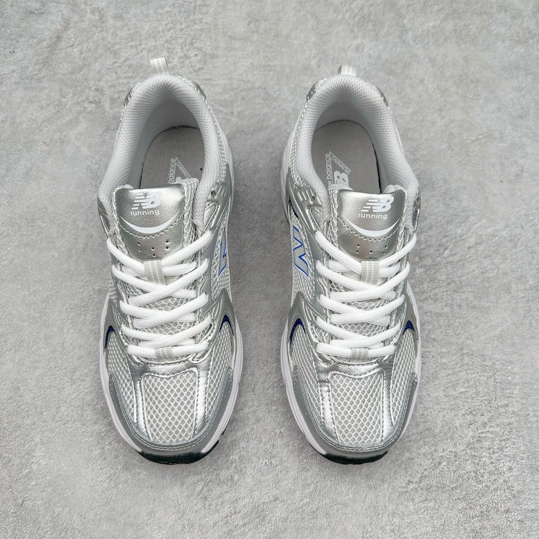 图片[2]-New Balance NB530 新百伦复古透气跑步鞋 抛弃过往以皮革为主的人气轮廓 以极具复古风范的跑鞋外观呈现 设计上全鞋以简约清爽的纯白色作基底 鞋身覆盖大面积织物网眼材质 并于鞋头、鞋带孔眼片等细节处点缀对比鲜明的反光银镀层凸显 鞋舌、侧身等位置则辅以一贯的「N」字标志和品牌徽标彰显身份 最后通过搭载的 ABZORB 缓震中底完善整体造型 尺码：36 37 37.5 38 38.5 39 40 40.5 41 42 42.5 43 44 45-选品中心
