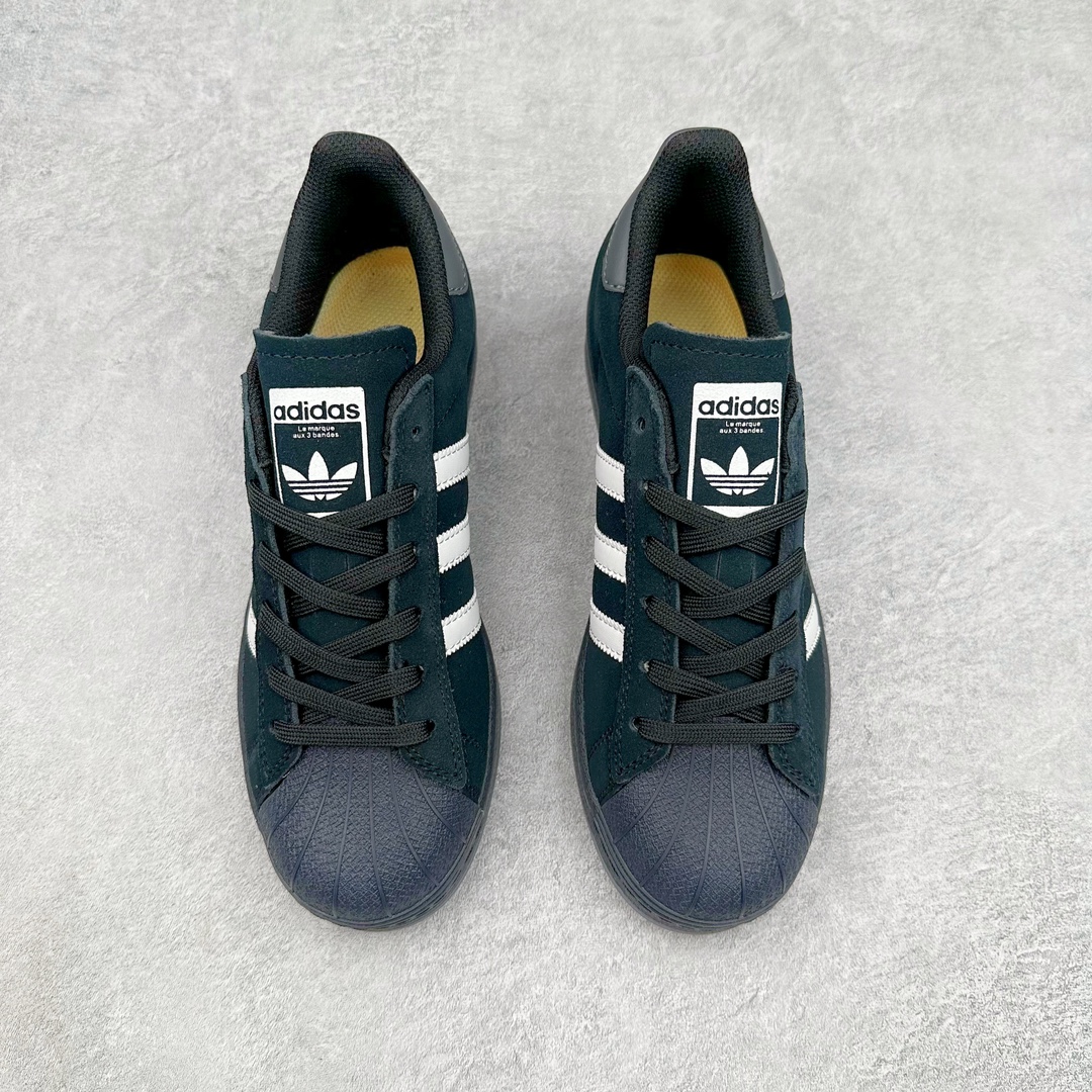 图片[2]-AD Originals Superstar 经典复古贝壳头板鞋 IG1705 诞生于1969年 是第一双将全皮面鞋 身与橡胶鞋头结合在一起的低帮篮球鞋 Superstar最开始 是作为高帮篮球鞋Pro Model的低帮版本而出现的 但因为其独特和醒目的橡胶鞋头造型而让大家熟知 被大家形象地称为\\\”shelltoe\\\”贝壳头 在70年代的美国职业篮球场上 接近3/4的NBA球员都将这双Superstar作为场上用鞋 80年代之后 经过不断的改良和发展 Superstar逐渐成为横跨时装、音乐、街头文化、休闲和运动等各大领域的时尚潮鞋 尺码：36 36.5 37 38 38.5 39 40 40.5 41 42 42.5 43 44 44.5 45-选品中心