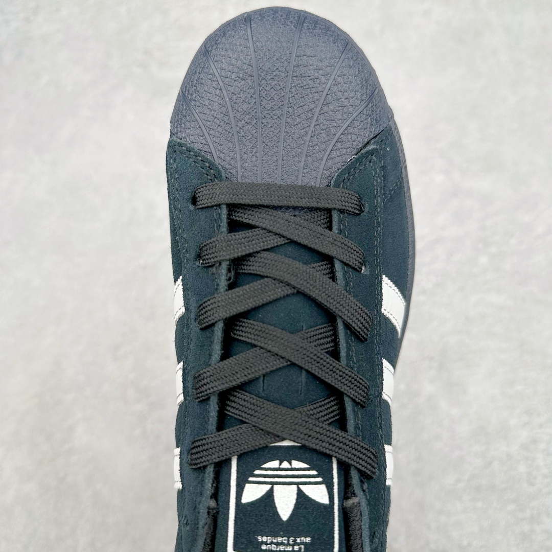 图片[4]-AD Originals Superstar 经典复古贝壳头板鞋 IG1705 诞生于1969年 是第一双将全皮面鞋 身与橡胶鞋头结合在一起的低帮篮球鞋 Superstar最开始 是作为高帮篮球鞋Pro Model的低帮版本而出现的 但因为其独特和醒目的橡胶鞋头造型而让大家熟知 被大家形象地称为\\\”shelltoe\\\”贝壳头 在70年代的美国职业篮球场上 接近3/4的NBA球员都将这双Superstar作为场上用鞋 80年代之后 经过不断的改良和发展 Superstar逐渐成为横跨时装、音乐、街头文化、休闲和运动等各大领域的时尚潮鞋 尺码：36 36.5 37 38 38.5 39 40 40.5 41 42 42.5 43 44 44.5 45-选品中心