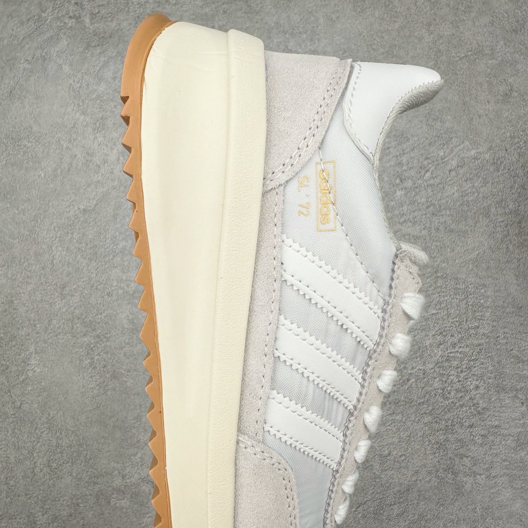 图片[6]-AD SL72 RS系列德训足球风百搭低帮休闲运动板鞋 ID1031 阿迪达斯Originals推出复古「T头鞋」造型的SL72鞋款复刻，有男女两款可选。男生款为SL72RS，鞋型挺立饱满，鞋底增加高度，采用麂皮与布面制作，符合复古氛围；女生款为SL72OGW，致敬经典款式，鞋身纤细，还原70年代设计，以绿色呈现，点缀金色细节。多款配色可选。「T 头鞋」这两年有多火大家见到了吧？明星、穿搭博主几乎人手一双，凭借复古味的外观，以及亲民的价格，同样成为了不少球鞋玩家日常上脚首选。近日 adidas Originals 将有「T 头鞋」造型的诞生于 1972 年的 SL72 鞋款复刻带回，各位买鞋又有新选择了。1972 年 SL72 问世后，引领了后来阿迪达斯的跑鞋发展方向，其中「SL」代表了 Super Light，彰显了产品轻便的特性。1972 年 SL72 问世后，引领了后来阿迪达斯的跑鞋发展方向，其中「SL」代表了 Super Light，彰显了产品轻便的特性。这次 adidas Originals 延续其轻质经典的基因，带来男女两款 SL72。男生款带来 SL72 RS 鞋型，RS 意为 Reshaped（重塑），鞋款在保留了经典的外观基础上，在尼龙材质里增加了填充物，使鞋型更加挺立和饱满，鞋头则更加圆润，鞋底的 EVA 材质则增加了鞋款的高度。女生款则带来 SL72 OG W 鞋型，OG 顾名思义则是致敬经典款式，相较于 RS（Reshaped）鞋款，鞋身更加纤细，其整体鞋身轮廓、线条、细节、材质上尊崇 70 年代 SL72 的设计，还原经典味道。尺码：36 36⅔ 37⅓ 38 38⅔ 39⅓ 40 40⅔ 41⅓ 42 42⅔ 43⅓ 44 44⅔ 45-选品中心