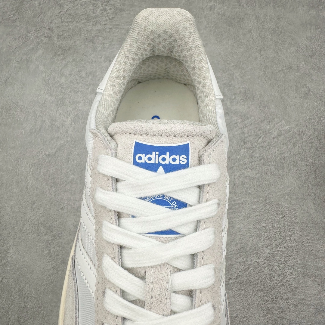 图片[5]-AD SL72 RS系列德训足球风百搭低帮休闲运动板鞋 ID1031 阿迪达斯Originals推出复古「T头鞋」造型的SL72鞋款复刻，有男女两款可选。男生款为SL72RS，鞋型挺立饱满，鞋底增加高度，采用麂皮与布面制作，符合复古氛围；女生款为SL72OGW，致敬经典款式，鞋身纤细，还原70年代设计，以绿色呈现，点缀金色细节。多款配色可选。「T 头鞋」这两年有多火大家见到了吧？明星、穿搭博主几乎人手一双，凭借复古味的外观，以及亲民的价格，同样成为了不少球鞋玩家日常上脚首选。近日 adidas Originals 将有「T 头鞋」造型的诞生于 1972 年的 SL72 鞋款复刻带回，各位买鞋又有新选择了。1972 年 SL72 问世后，引领了后来阿迪达斯的跑鞋发展方向，其中「SL」代表了 Super Light，彰显了产品轻便的特性。1972 年 SL72 问世后，引领了后来阿迪达斯的跑鞋发展方向，其中「SL」代表了 Super Light，彰显了产品轻便的特性。这次 adidas Originals 延续其轻质经典的基因，带来男女两款 SL72。男生款带来 SL72 RS 鞋型，RS 意为 Reshaped（重塑），鞋款在保留了经典的外观基础上，在尼龙材质里增加了填充物，使鞋型更加挺立和饱满，鞋头则更加圆润，鞋底的 EVA 材质则增加了鞋款的高度。女生款则带来 SL72 OG W 鞋型，OG 顾名思义则是致敬经典款式，相较于 RS（Reshaped）鞋款，鞋身更加纤细，其整体鞋身轮廓、线条、细节、材质上尊崇 70 年代 SL72 的设计，还原经典味道。尺码：36 36⅔ 37⅓ 38 38⅔ 39⅓ 40 40⅔ 41⅓ 42 42⅔ 43⅓ 44 44⅔ 45-选品中心