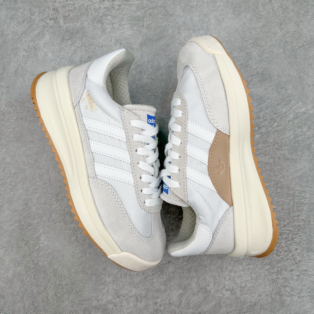 图片[3]-AD SL72 RS系列德训足球风百搭低帮休闲运动板鞋 ID1031 阿迪达斯Originals推出复古「T头鞋」造型的SL72鞋款复刻，有男女两款可选。男生款为SL72RS，鞋型挺立饱满，鞋底增加高度，采用麂皮与布面制作，符合复古氛围；女生款为SL72OGW，致敬经典款式，鞋身纤细，还原70年代设计，以绿色呈现，点缀金色细节。多款配色可选。「T 头鞋」这两年有多火大家见到了吧？明星、穿搭博主几乎人手一双，凭借复古味的外观，以及亲民的价格，同样成为了不少球鞋玩家日常上脚首选。近日 adidas Originals 将有「T 头鞋」造型的诞生于 1972 年的 SL72 鞋款复刻带回，各位买鞋又有新选择了。1972 年 SL72 问世后，引领了后来阿迪达斯的跑鞋发展方向，其中「SL」代表了 Super Light，彰显了产品轻便的特性。1972 年 SL72 问世后，引领了后来阿迪达斯的跑鞋发展方向，其中「SL」代表了 Super Light，彰显了产品轻便的特性。这次 adidas Originals 延续其轻质经典的基因，带来男女两款 SL72。男生款带来 SL72 RS 鞋型，RS 意为 Reshaped（重塑），鞋款在保留了经典的外观基础上，在尼龙材质里增加了填充物，使鞋型更加挺立和饱满，鞋头则更加圆润，鞋底的 EVA 材质则增加了鞋款的高度。女生款则带来 SL72 OG W 鞋型，OG 顾名思义则是致敬经典款式，相较于 RS（Reshaped）鞋款，鞋身更加纤细，其整体鞋身轮廓、线条、细节、材质上尊崇 70 年代 SL72 的设计，还原经典味道。尺码：36 36⅔ 37⅓ 38 38⅔ 39⅓ 40 40⅔ 41⅓ 42 42⅔ 43⅓ 44 44⅔ 45-选品中心