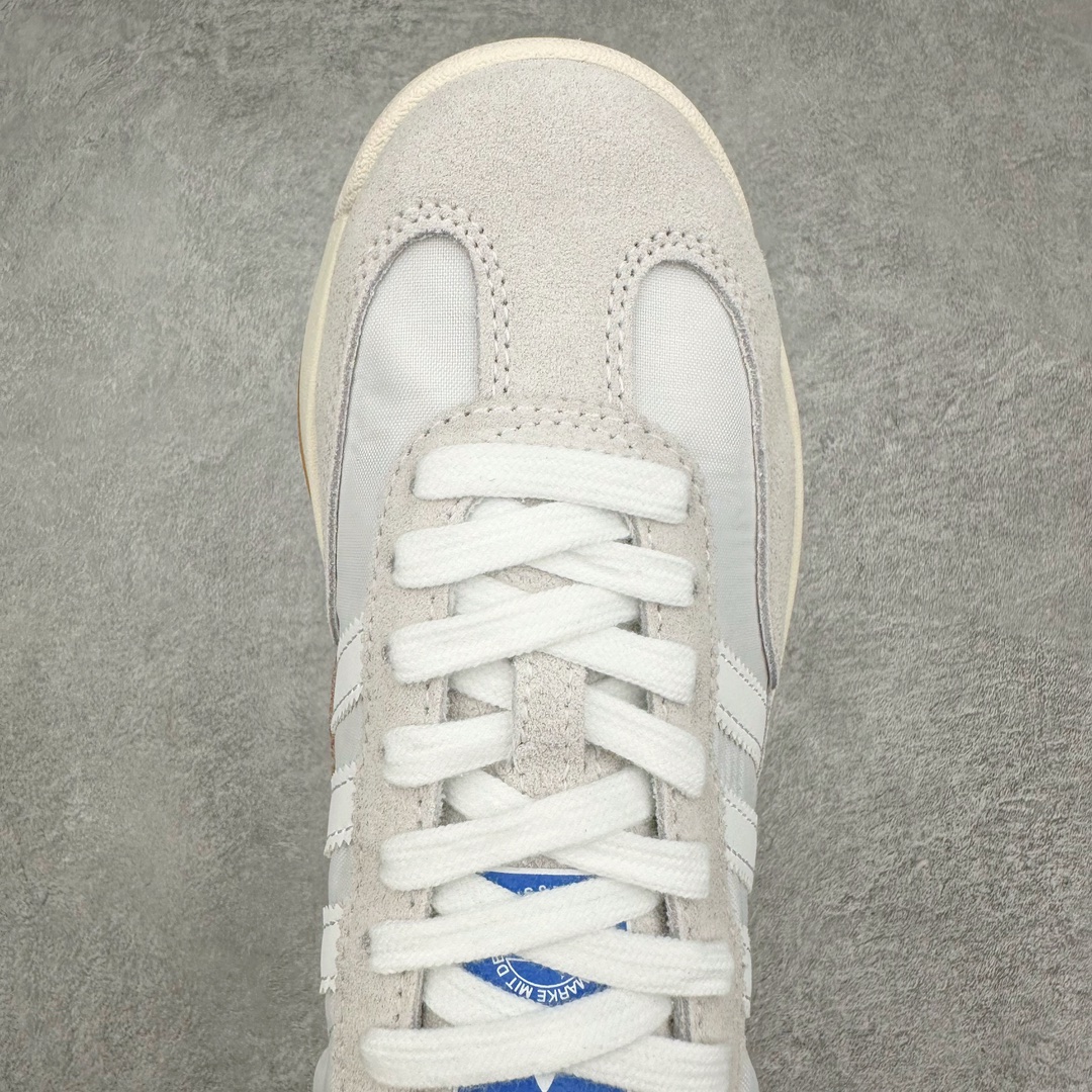 图片[4]-AD SL72 RS系列德训足球风百搭低帮休闲运动板鞋 ID1031 阿迪达斯Originals推出复古「T头鞋」造型的SL72鞋款复刻，有男女两款可选。男生款为SL72RS，鞋型挺立饱满，鞋底增加高度，采用麂皮与布面制作，符合复古氛围；女生款为SL72OGW，致敬经典款式，鞋身纤细，还原70年代设计，以绿色呈现，点缀金色细节。多款配色可选。「T 头鞋」这两年有多火大家见到了吧？明星、穿搭博主几乎人手一双，凭借复古味的外观，以及亲民的价格，同样成为了不少球鞋玩家日常上脚首选。近日 adidas Originals 将有「T 头鞋」造型的诞生于 1972 年的 SL72 鞋款复刻带回，各位买鞋又有新选择了。1972 年 SL72 问世后，引领了后来阿迪达斯的跑鞋发展方向，其中「SL」代表了 Super Light，彰显了产品轻便的特性。1972 年 SL72 问世后，引领了后来阿迪达斯的跑鞋发展方向，其中「SL」代表了 Super Light，彰显了产品轻便的特性。这次 adidas Originals 延续其轻质经典的基因，带来男女两款 SL72。男生款带来 SL72 RS 鞋型，RS 意为 Reshaped（重塑），鞋款在保留了经典的外观基础上，在尼龙材质里增加了填充物，使鞋型更加挺立和饱满，鞋头则更加圆润，鞋底的 EVA 材质则增加了鞋款的高度。女生款则带来 SL72 OG W 鞋型，OG 顾名思义则是致敬经典款式，相较于 RS（Reshaped）鞋款，鞋身更加纤细，其整体鞋身轮廓、线条、细节、材质上尊崇 70 年代 SL72 的设计，还原经典味道。尺码：36 36⅔ 37⅓ 38 38⅔ 39⅓ 40 40⅔ 41⅓ 42 42⅔ 43⅓ 44 44⅔ 45-选品中心